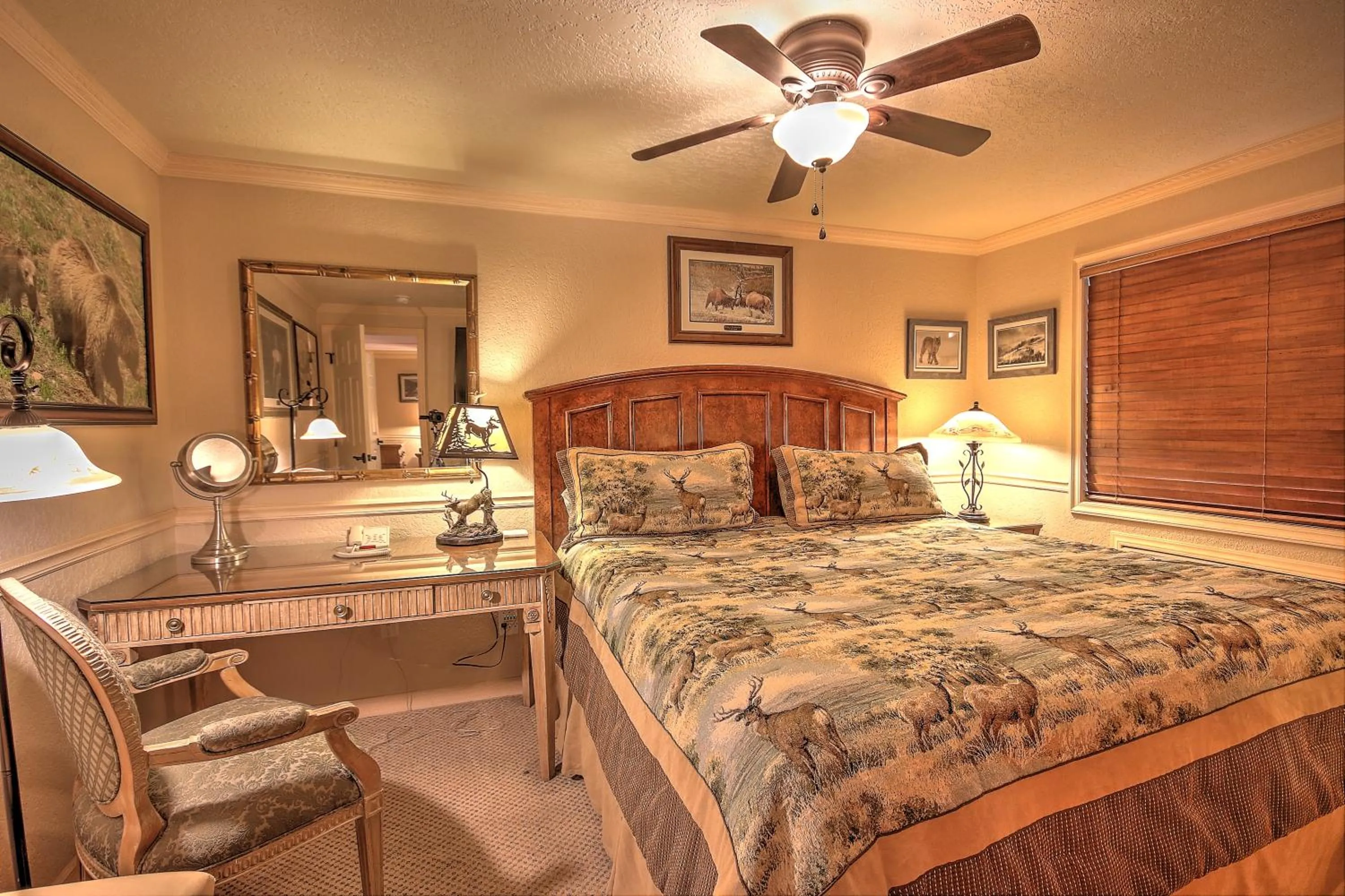 Bed in Yellowstone Gateway Inn