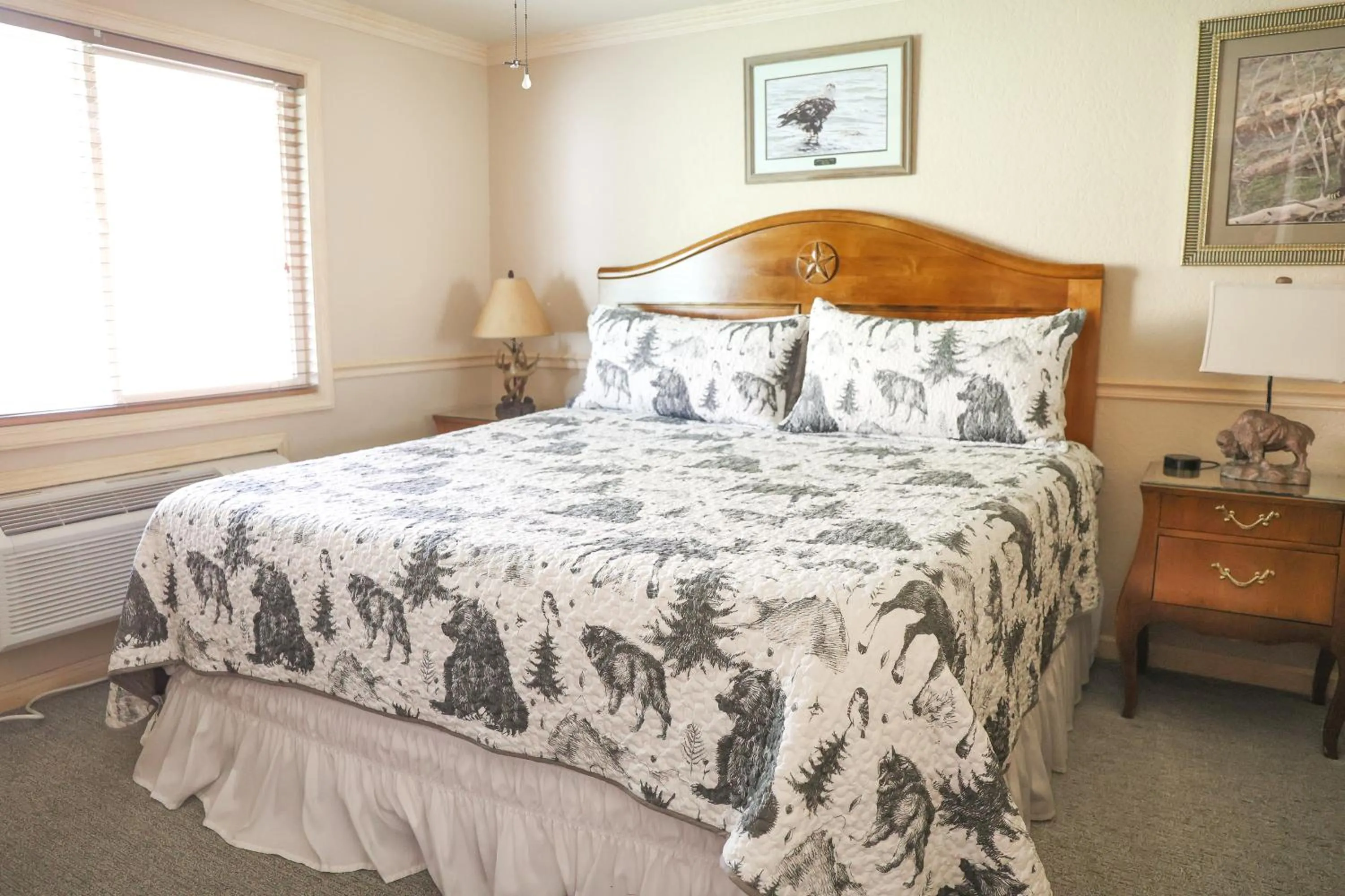 Bed in Yellowstone Gateway Inn