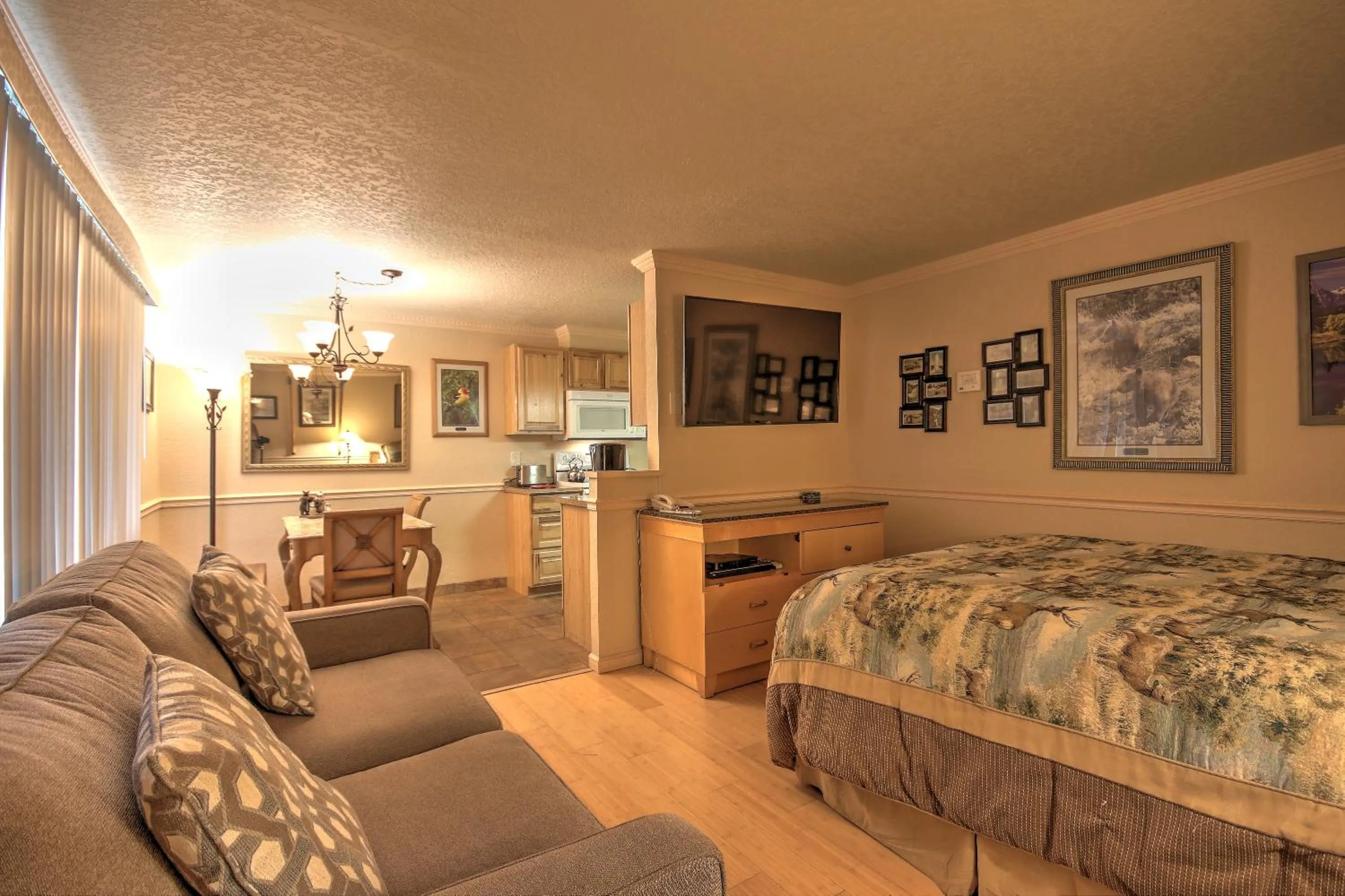 Bed in Yellowstone Gateway Inn