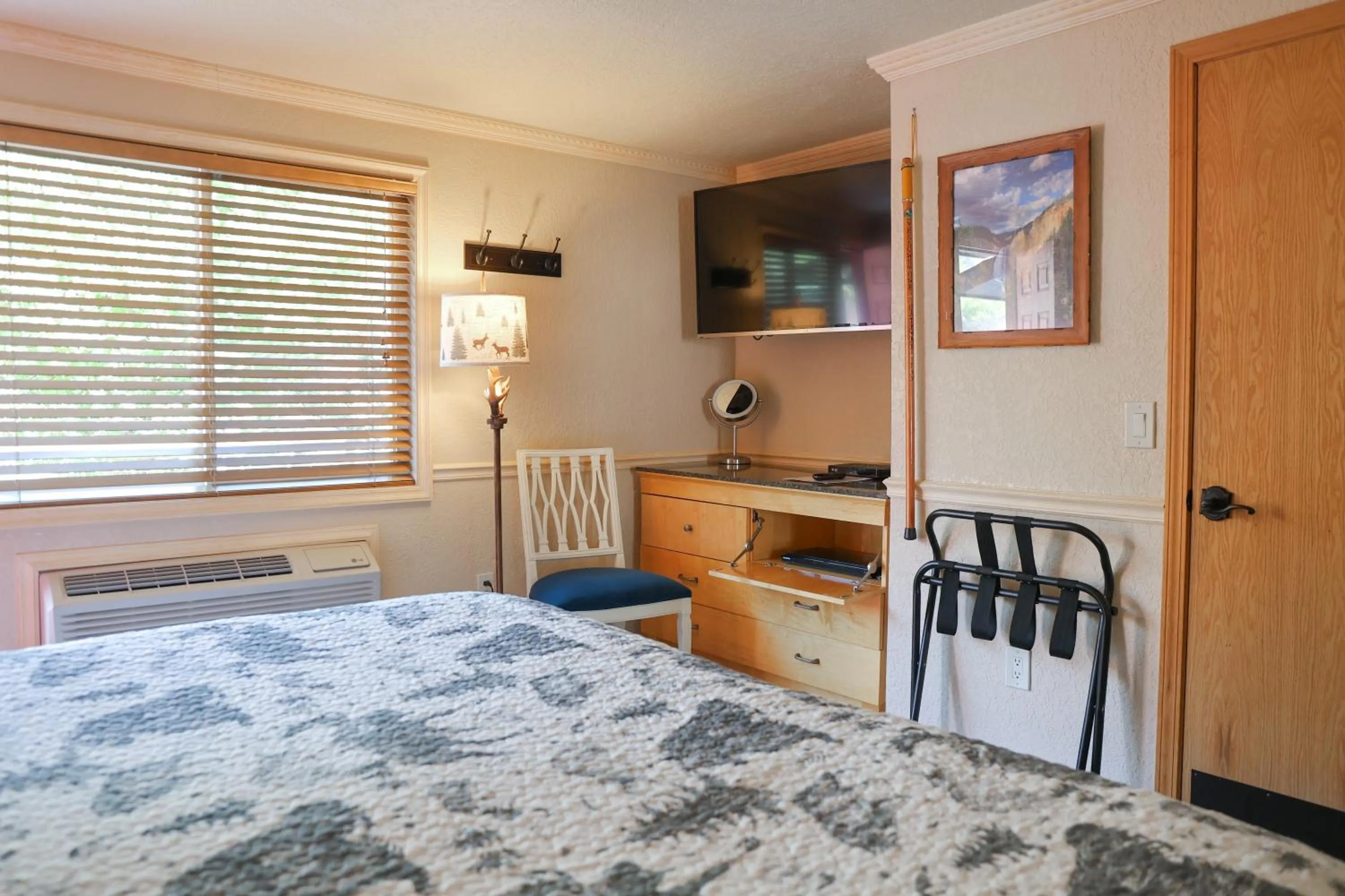 Bed in Yellowstone Gateway Inn