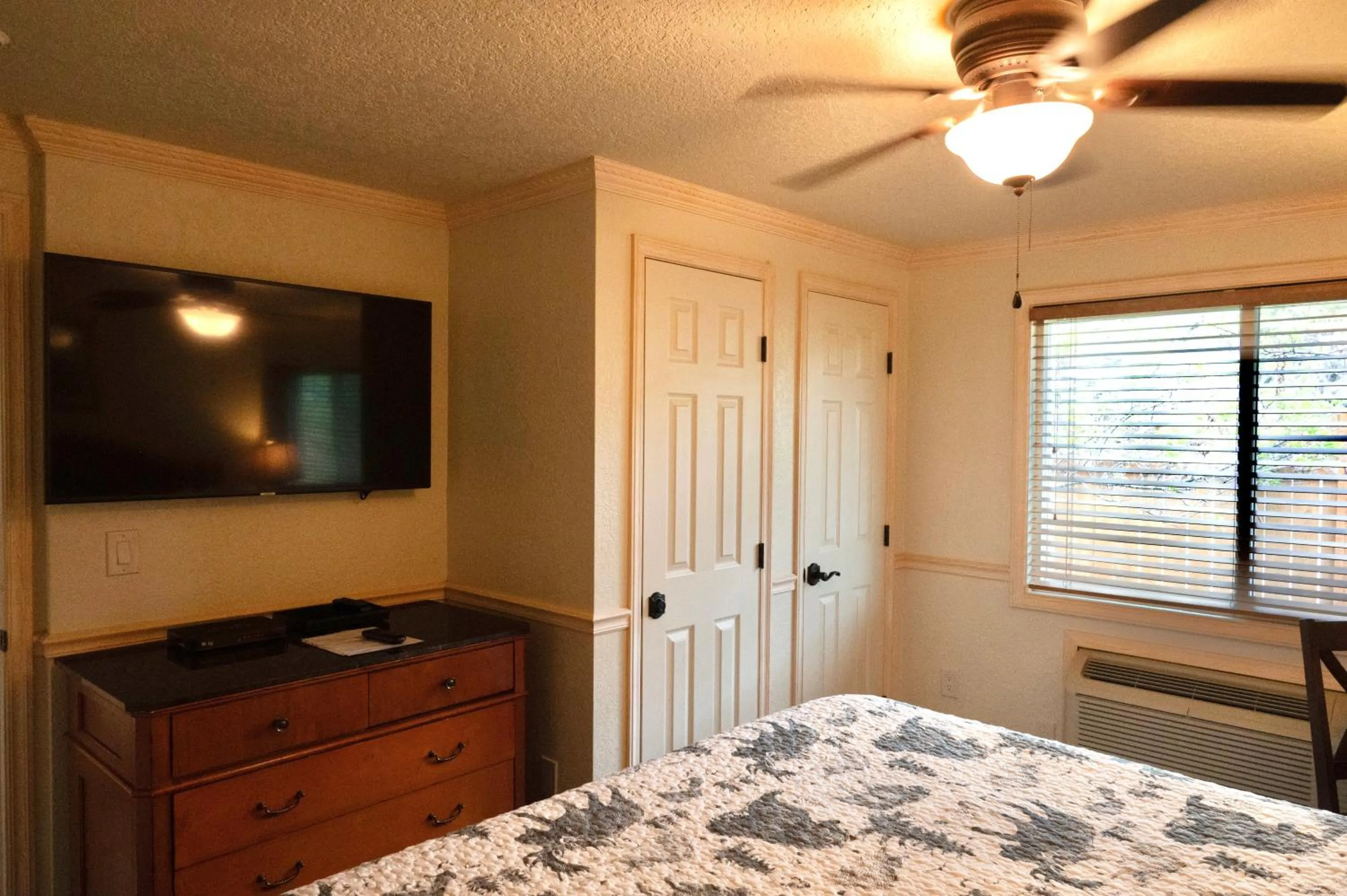 Bed in Yellowstone Gateway Inn