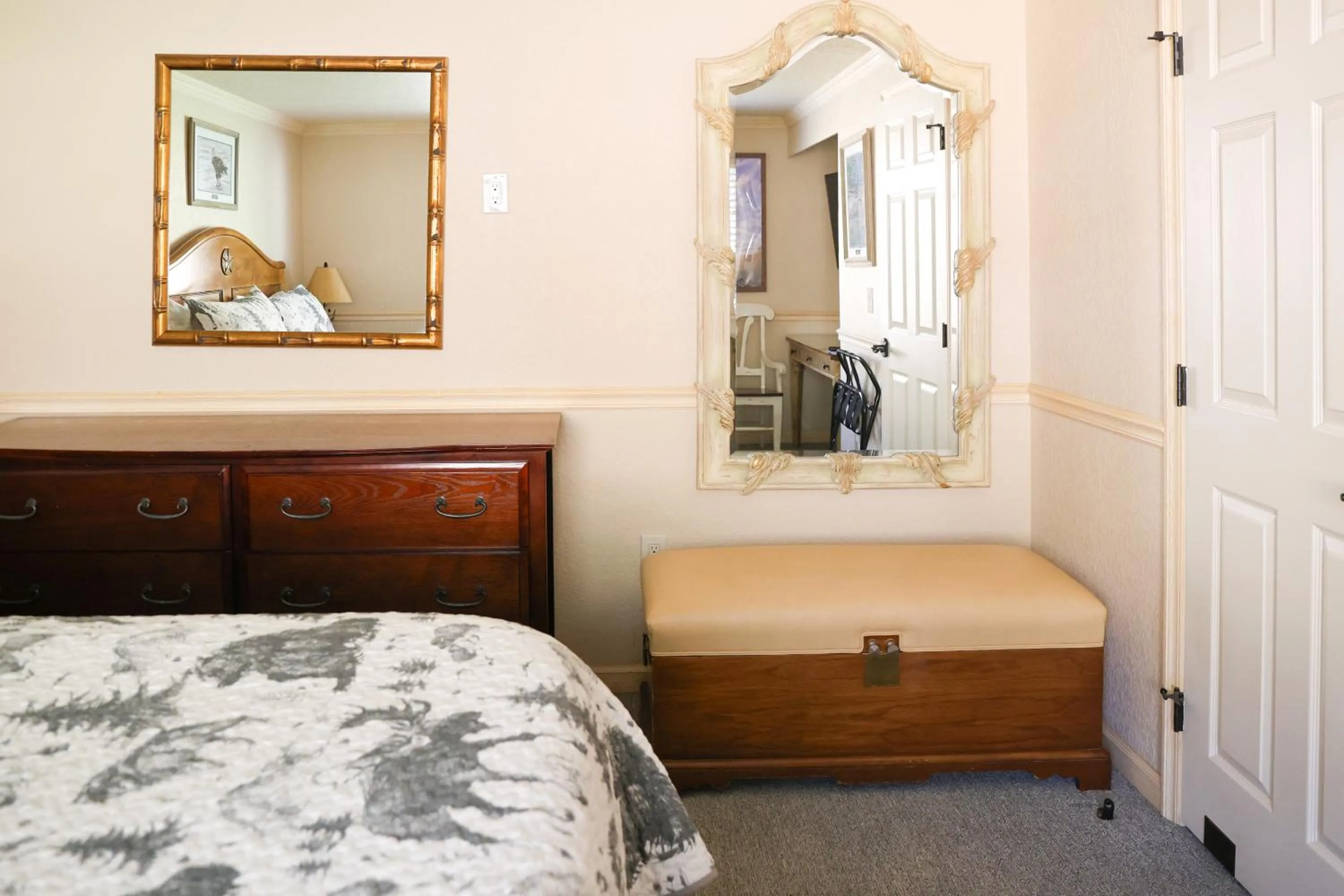 Bed in Yellowstone Gateway Inn