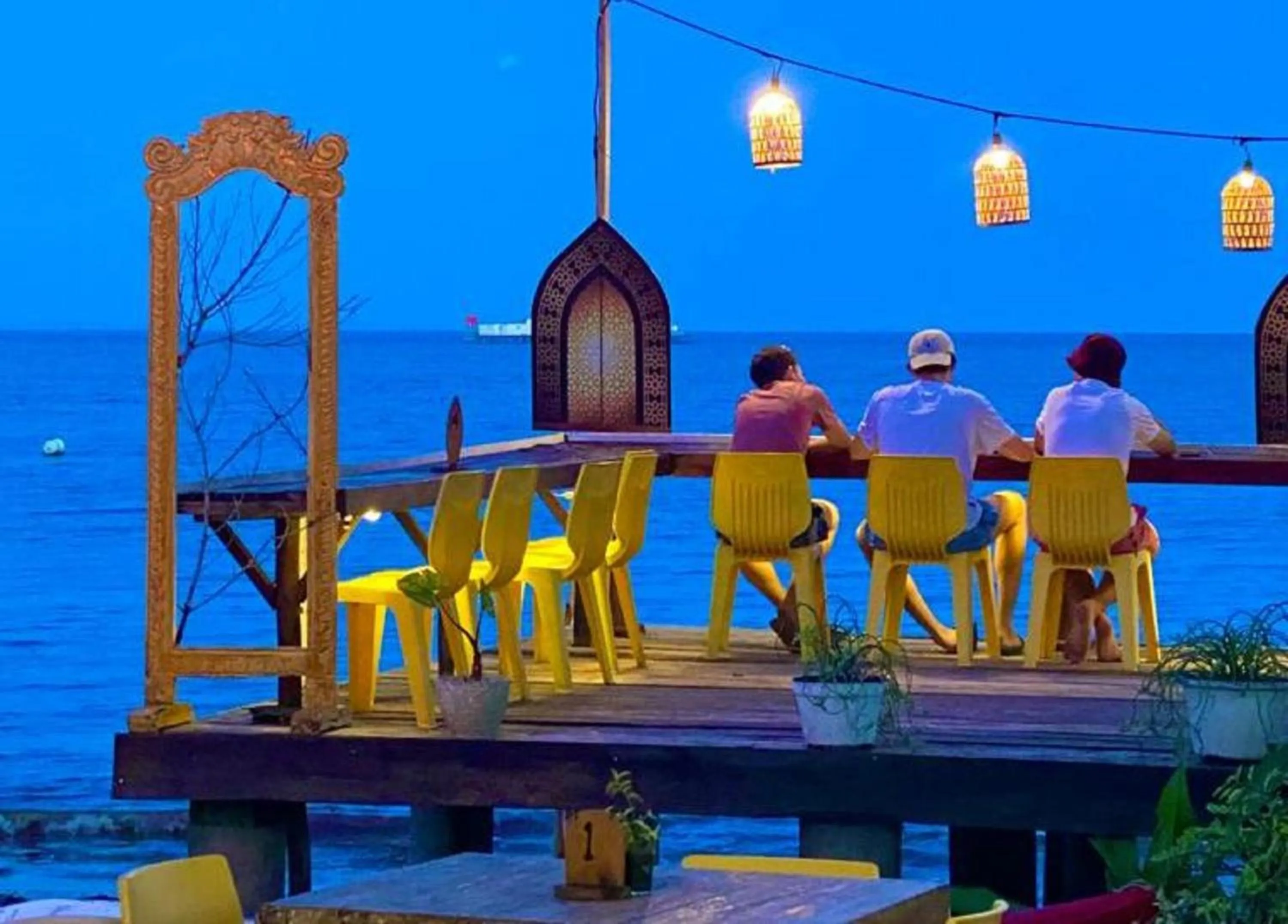 Restaurant/places to eat in marjoly beach resort