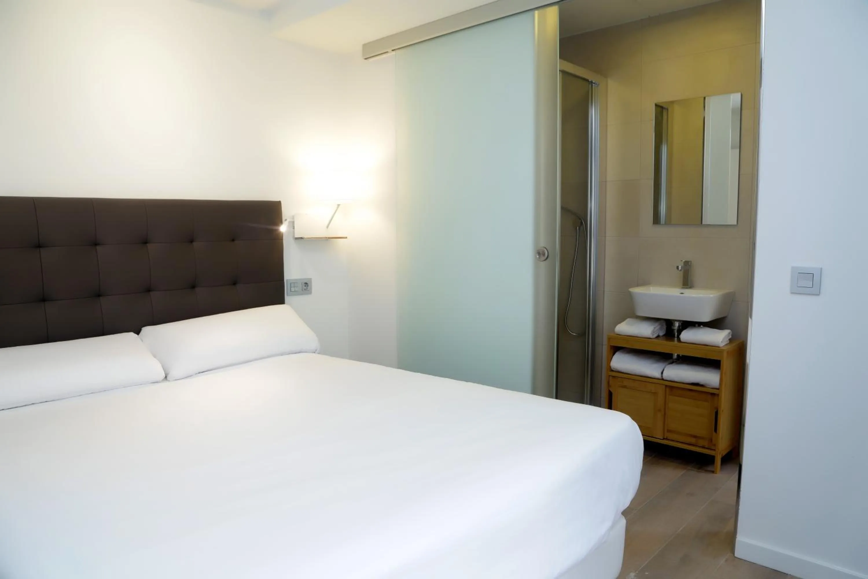 Bathroom, Bed in Viviendas Oviedo Catedral