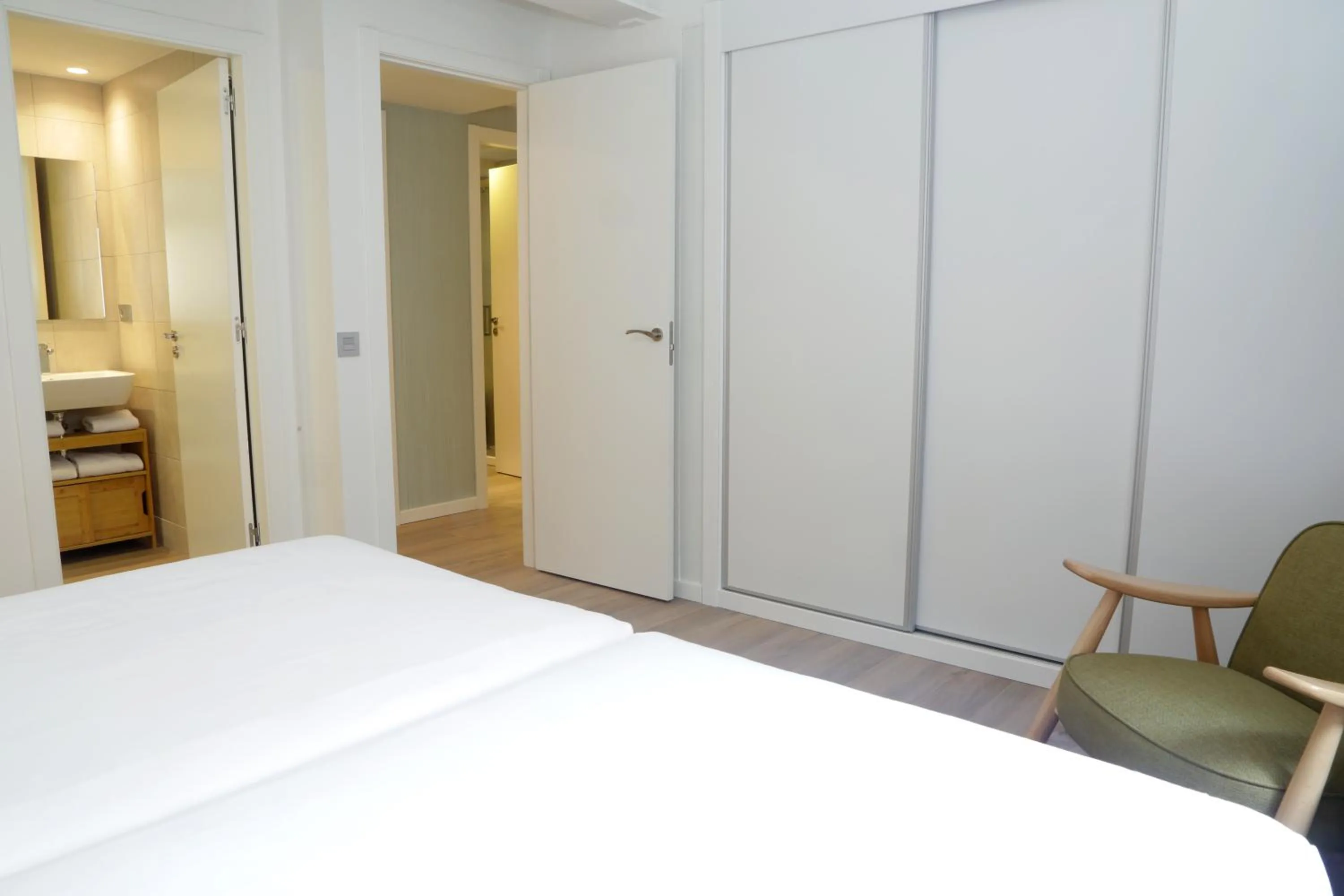 Bathroom, Bed in Viviendas Oviedo Catedral