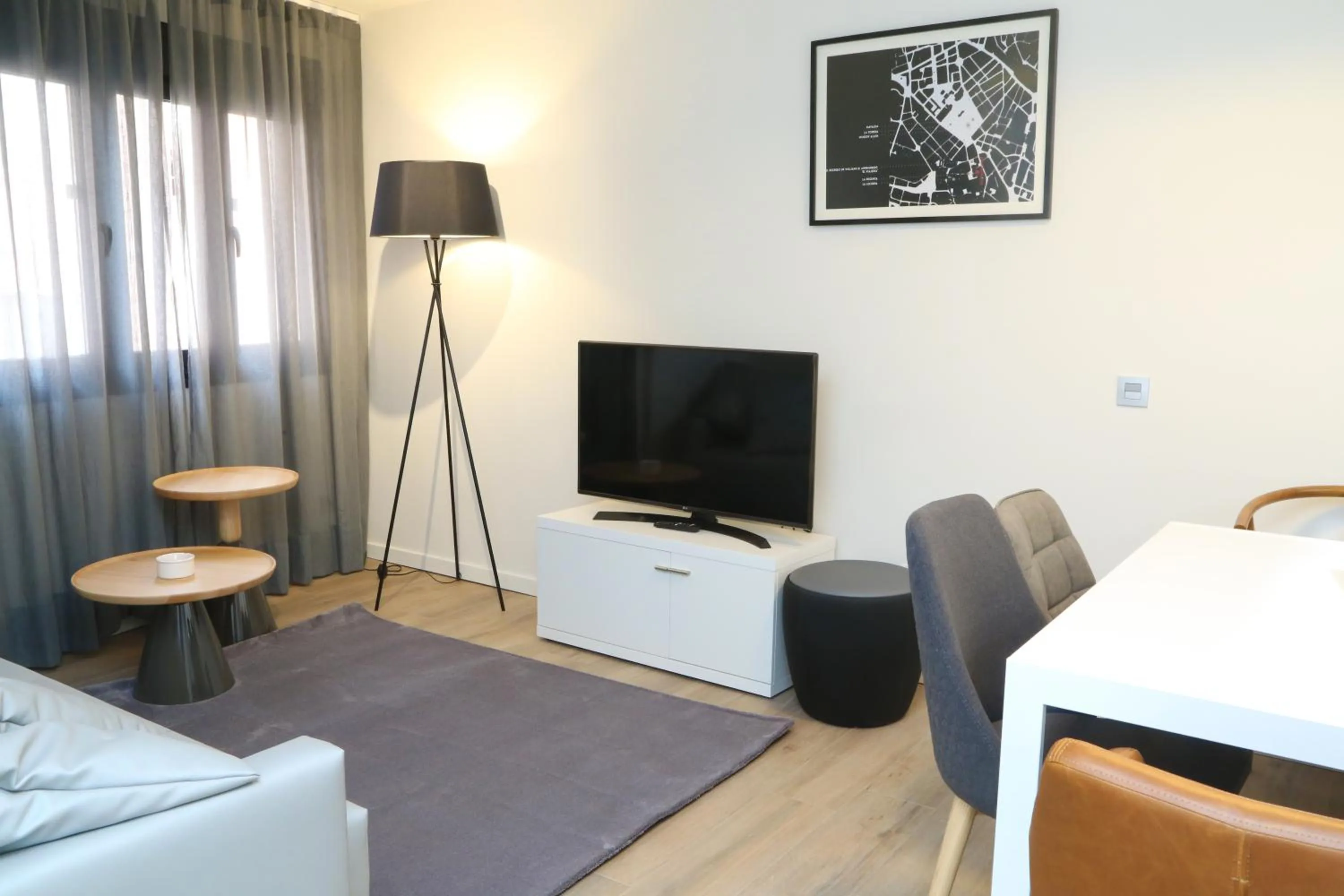 Living room, Bed in Viviendas Oviedo Catedral