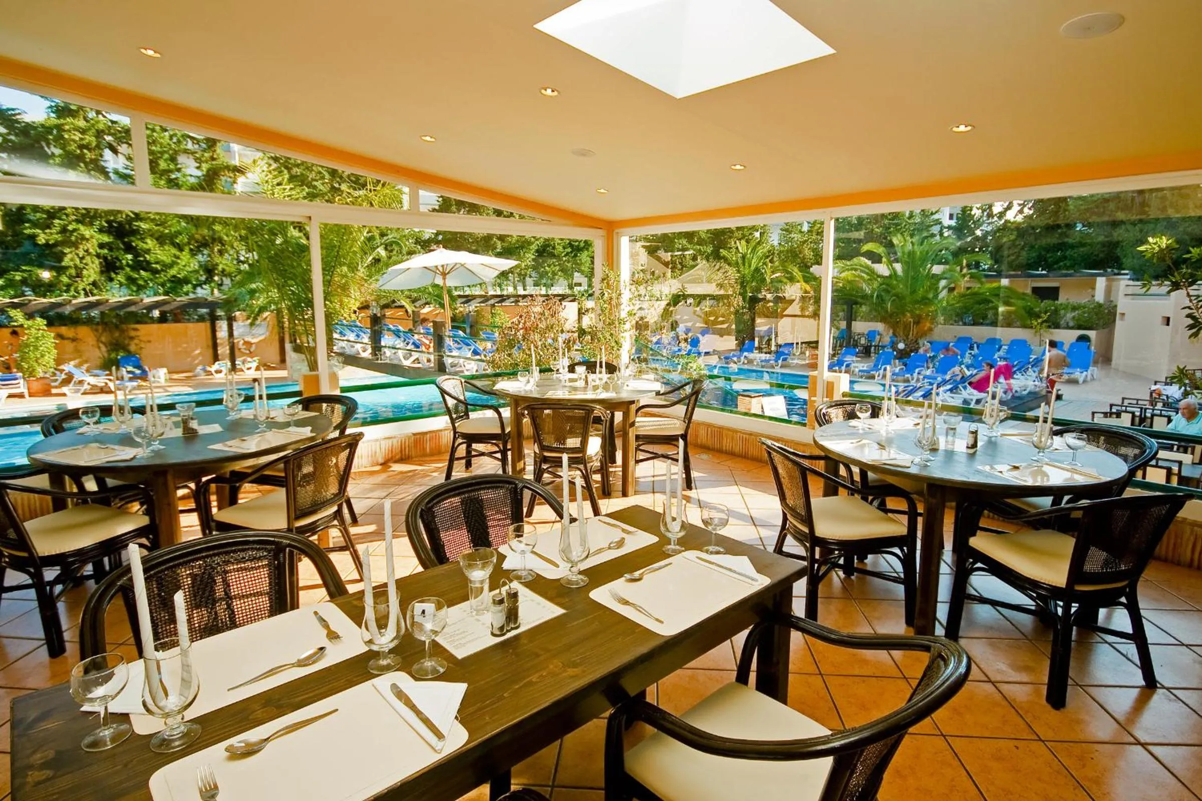 Restaurant/places to eat in Hotel Balaia Mar