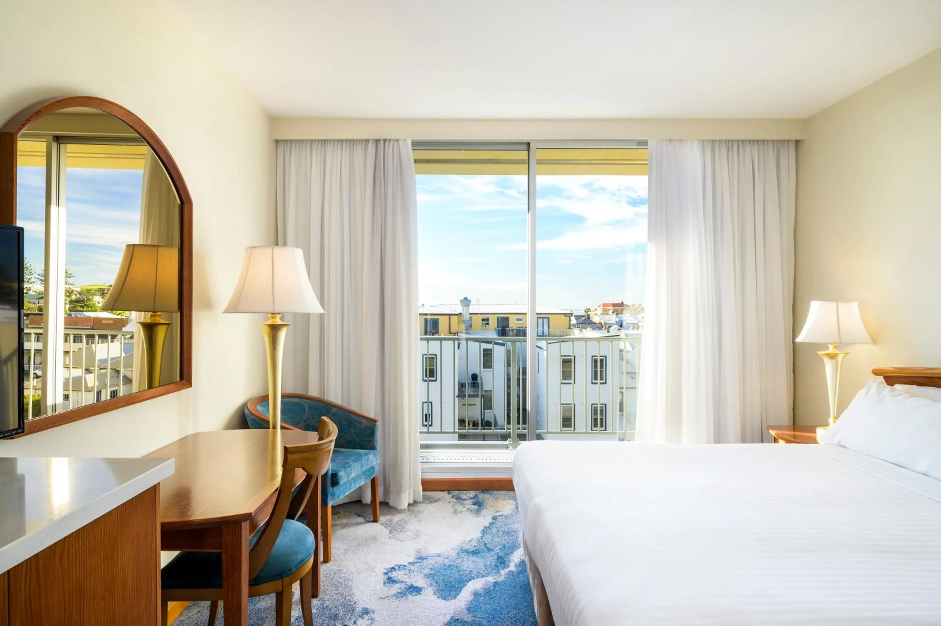 Bedroom, Bed in Noah's On the Beach