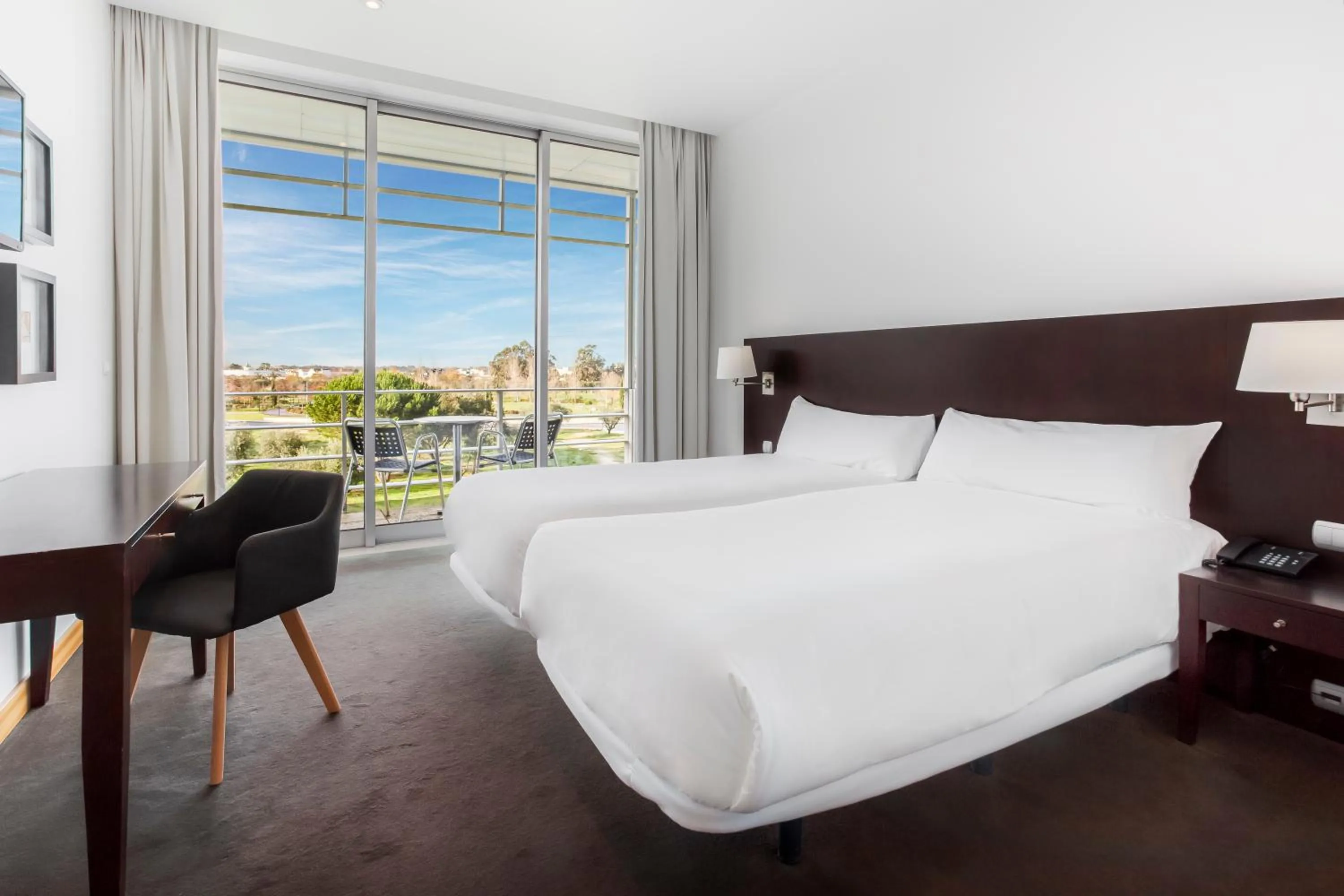Toilet, Bed in B&B HOTEL Cantanhede Coimbra