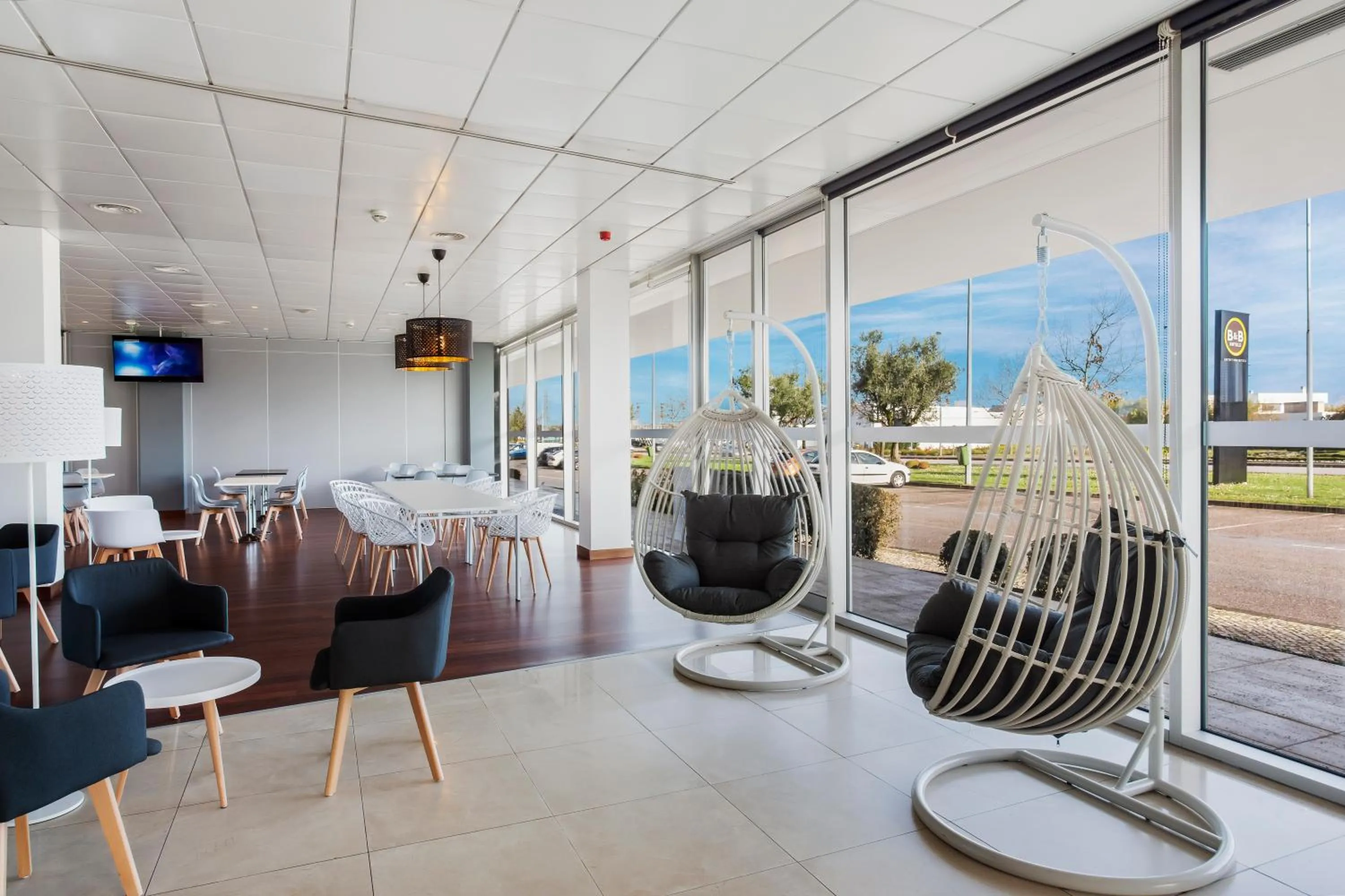 Communal lounge/ TV room in B&B HOTEL Cantanhede Coimbra