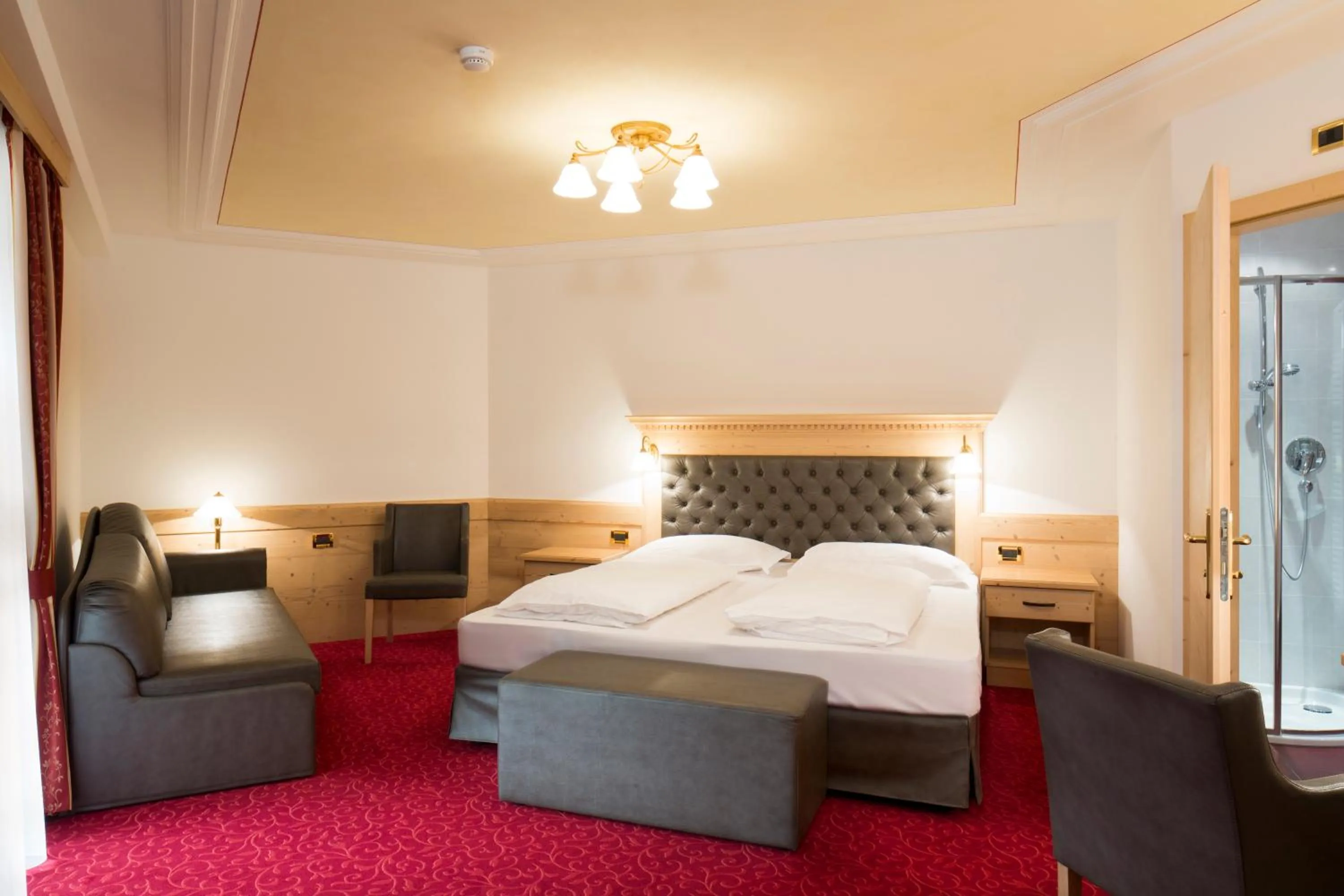 Shower, Bed in Residence Isabell