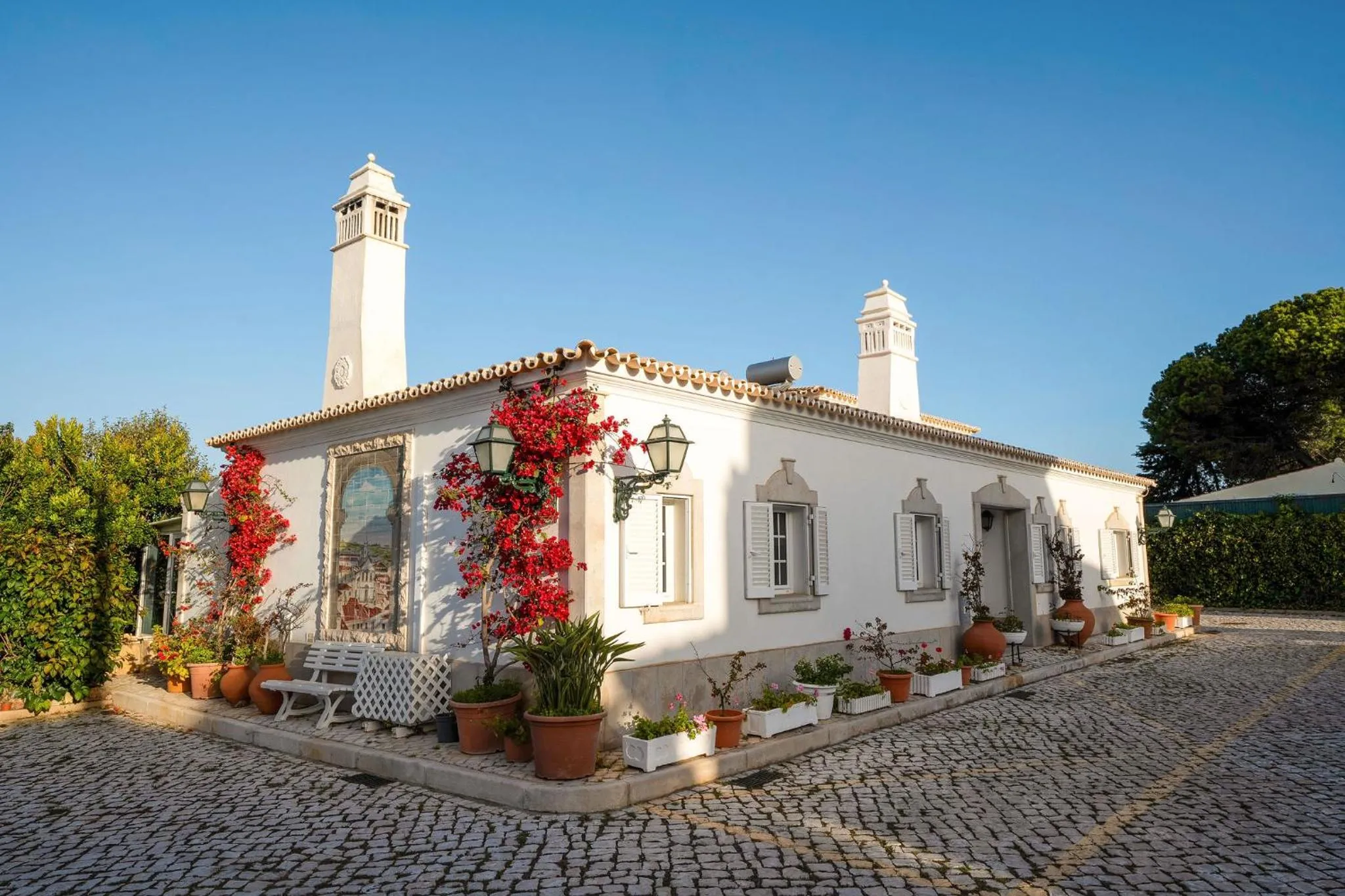 Facade/entrance in Muthu Balaia Sol