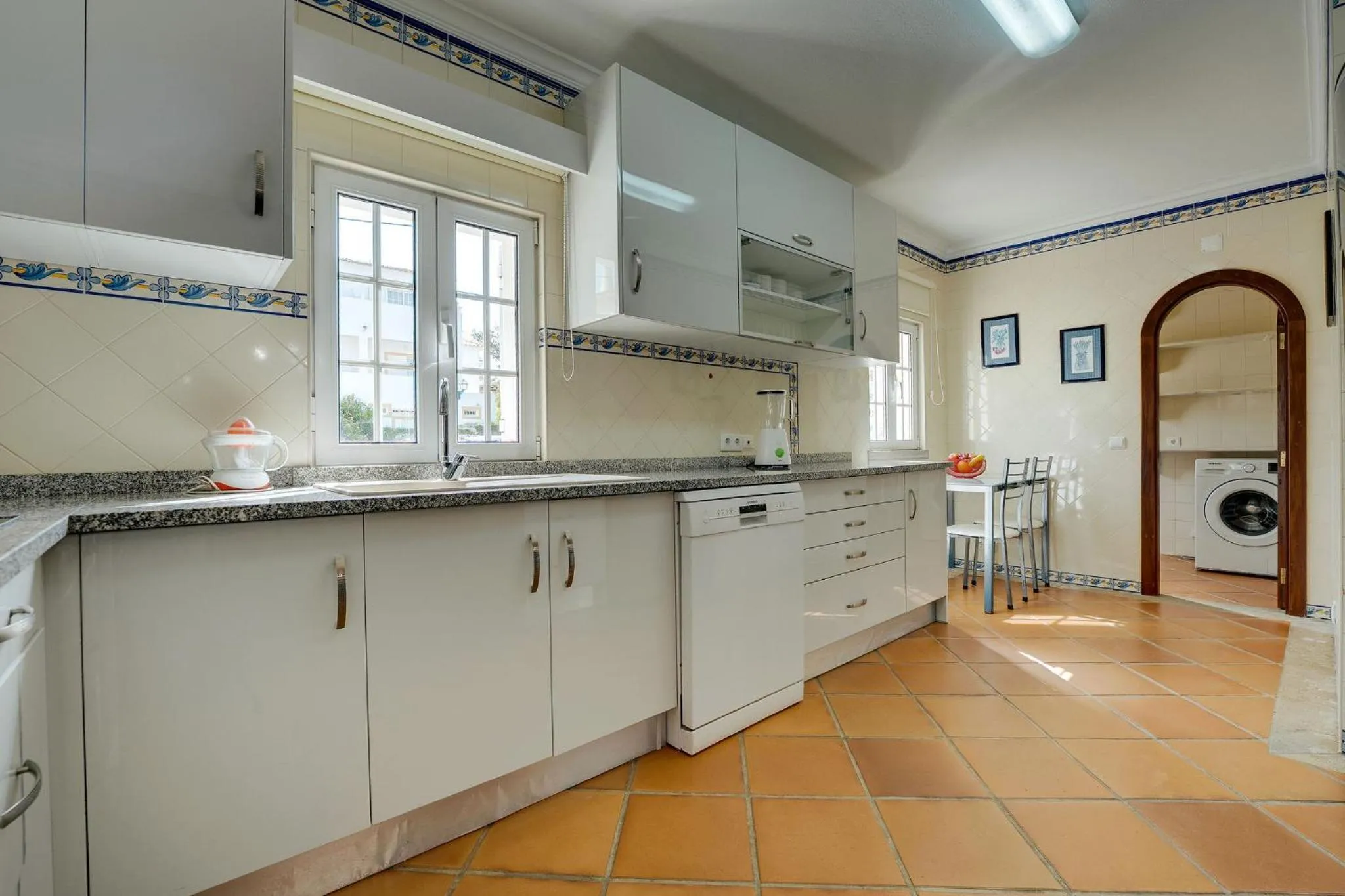 Seating area in Muthu Balaia Sol