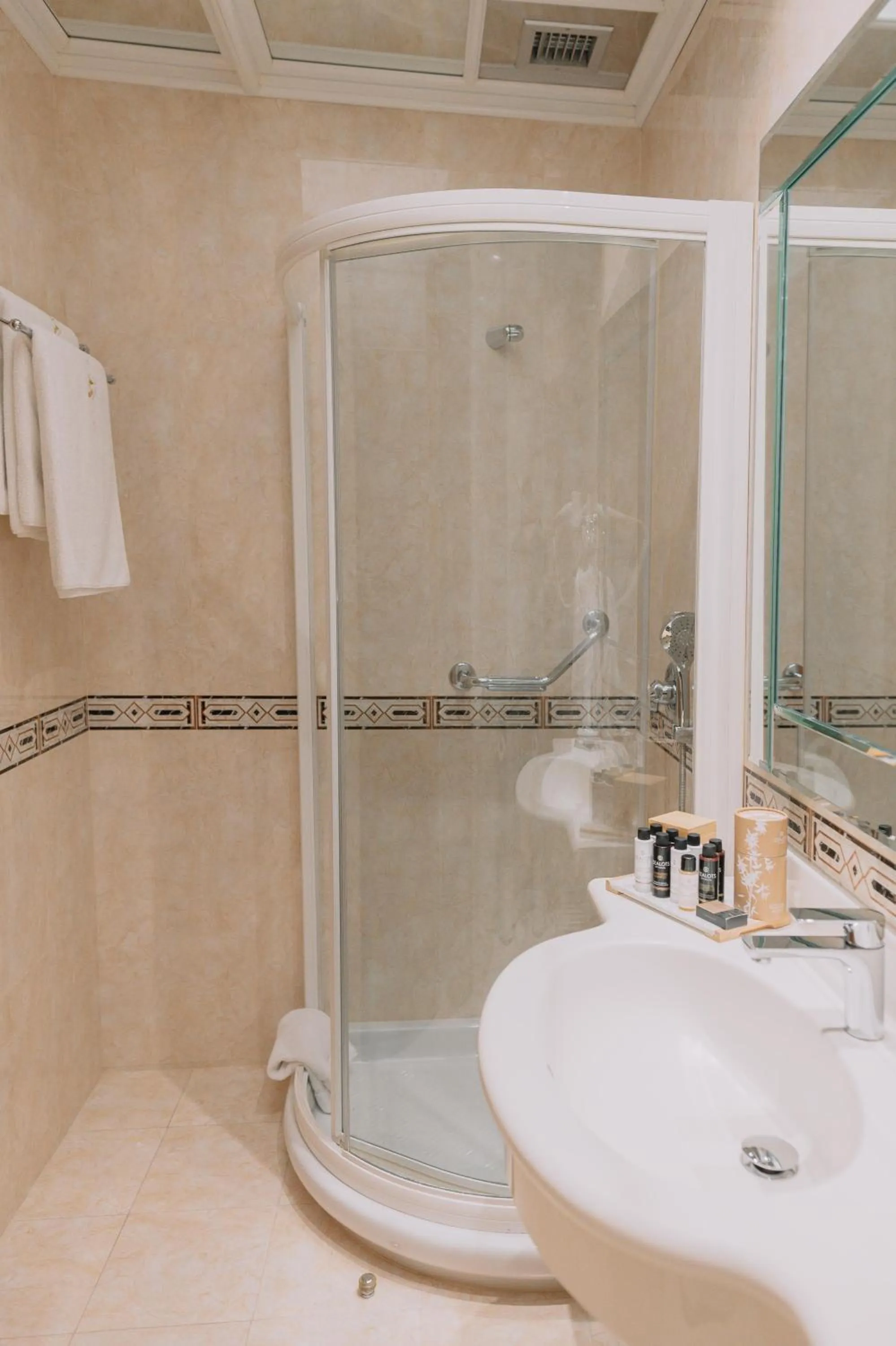 Shower in My Way Hotel & Events