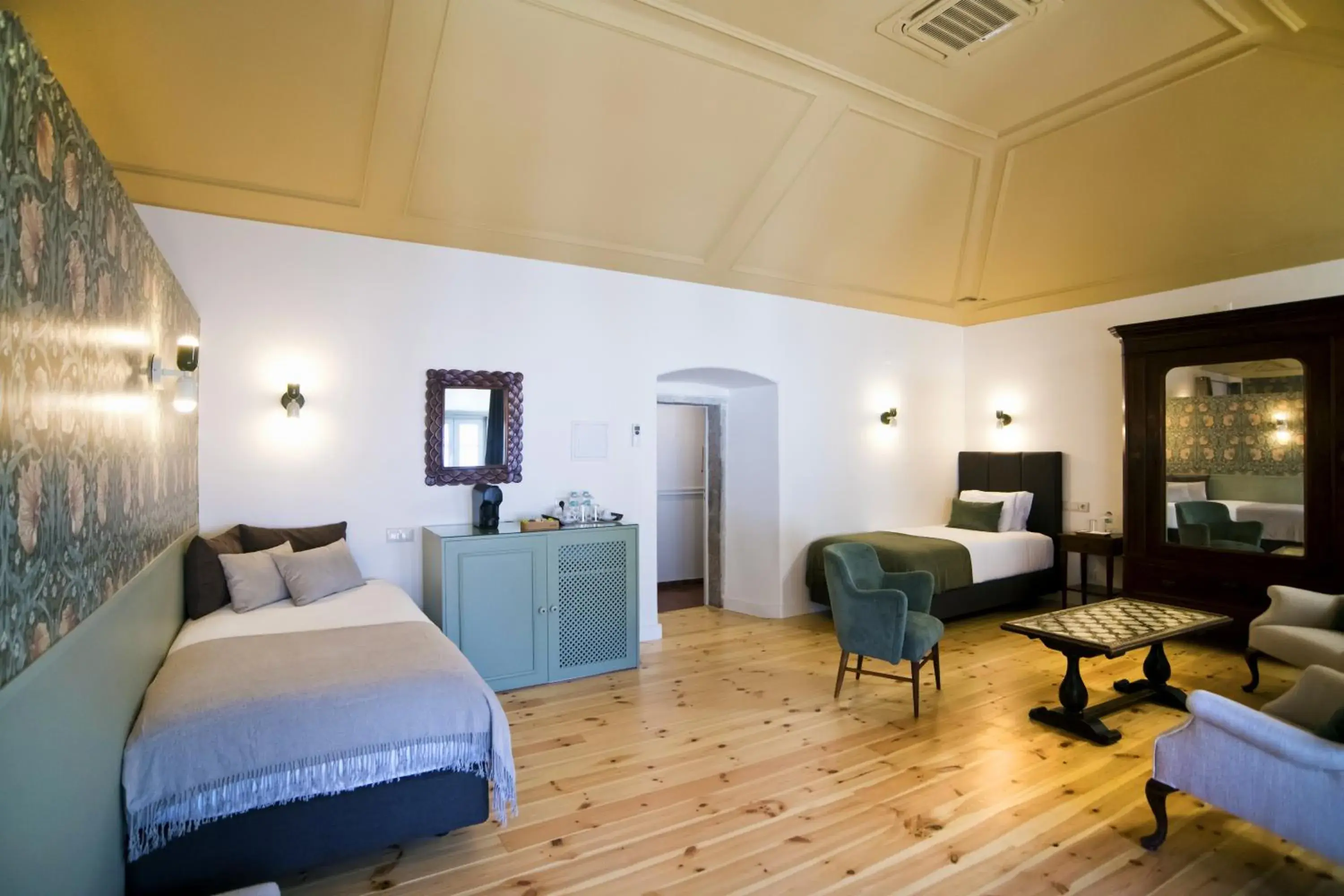 Bed in York House Lisboa Hotel Bed in York House Lisboa Hotel