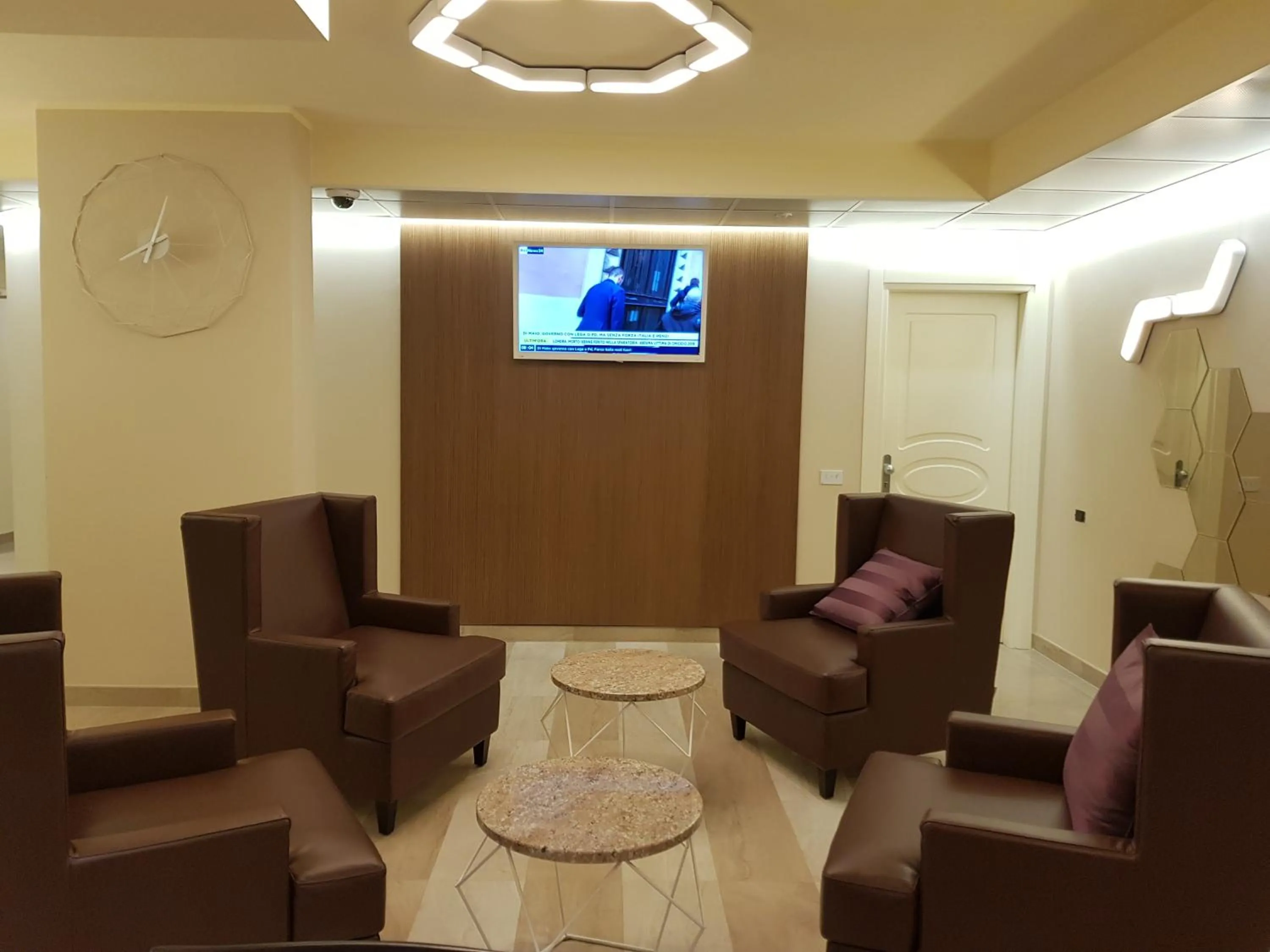 Communal lounge/ TV room in Hotel Motel 2