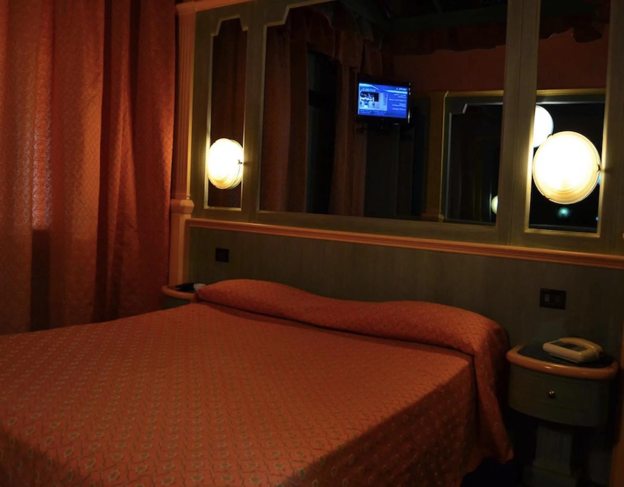 Photo of the whole room, Bed in Hotel Motel 2