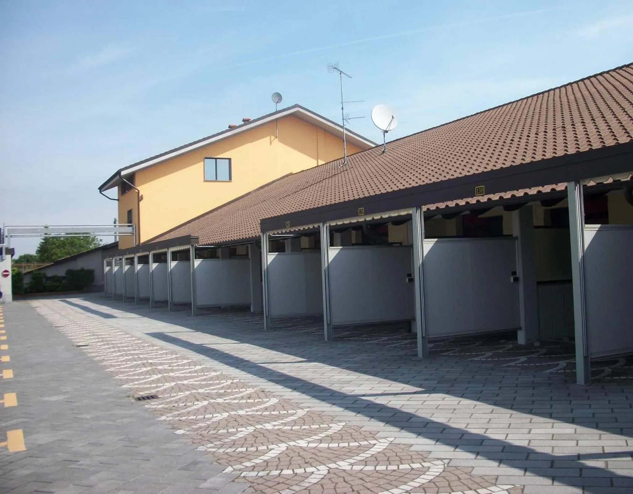 Facade/entrance in Hotel Motel 2