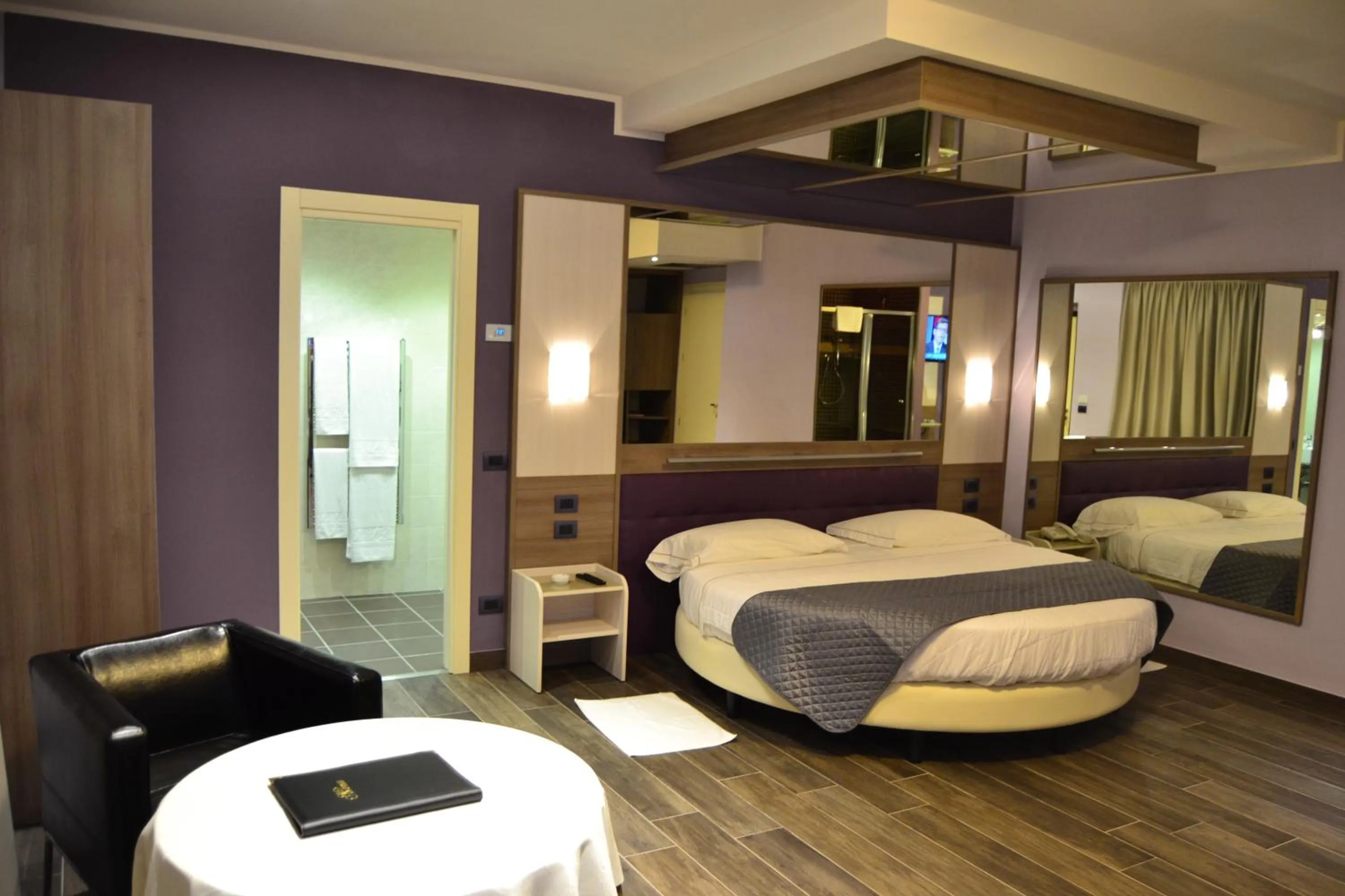 Photo of the whole room, Bed in Hotel Motel 2