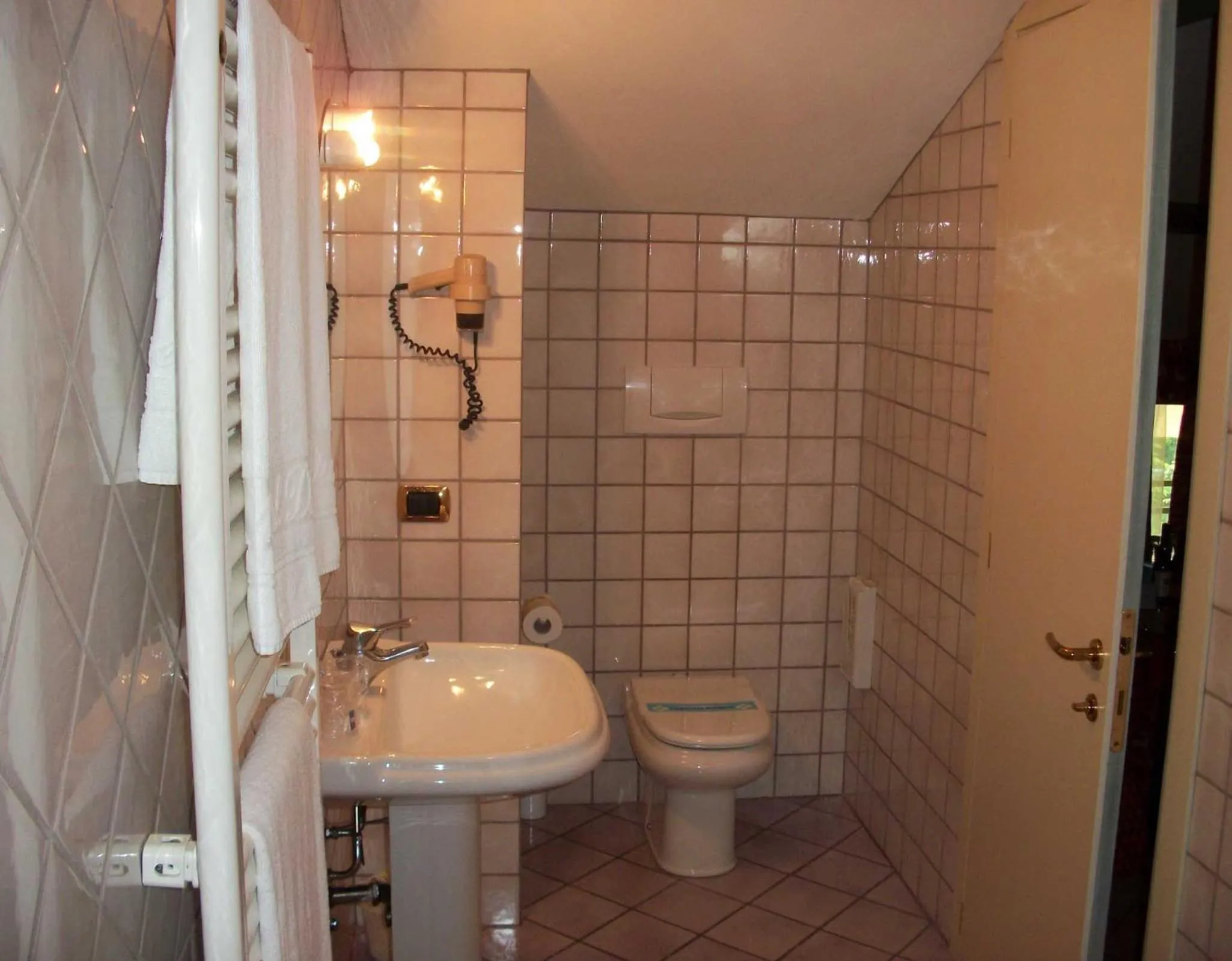 Bathroom in Hotel Motel 2