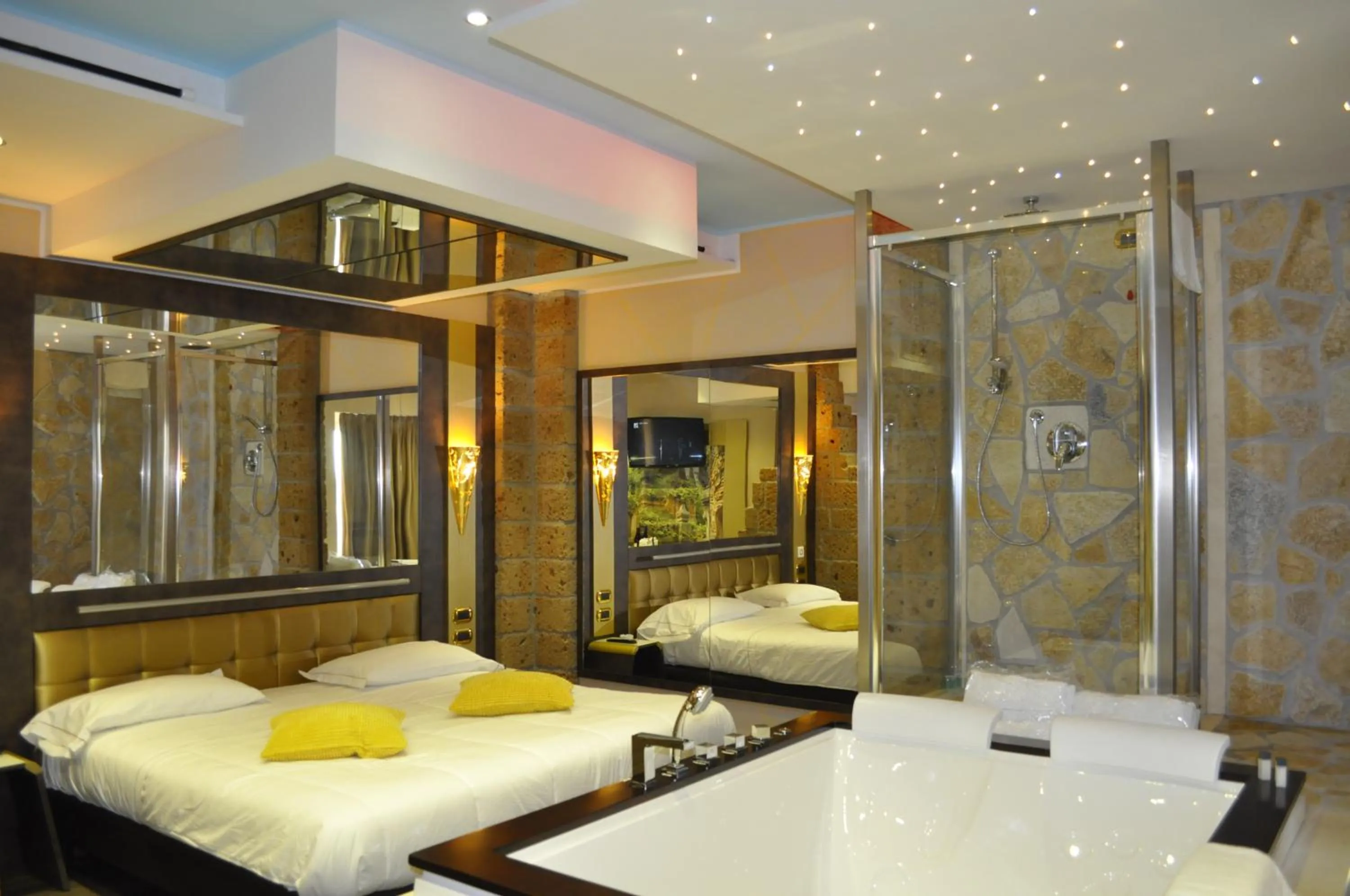 Photo of the whole room, Bed in Hotel Motel 2