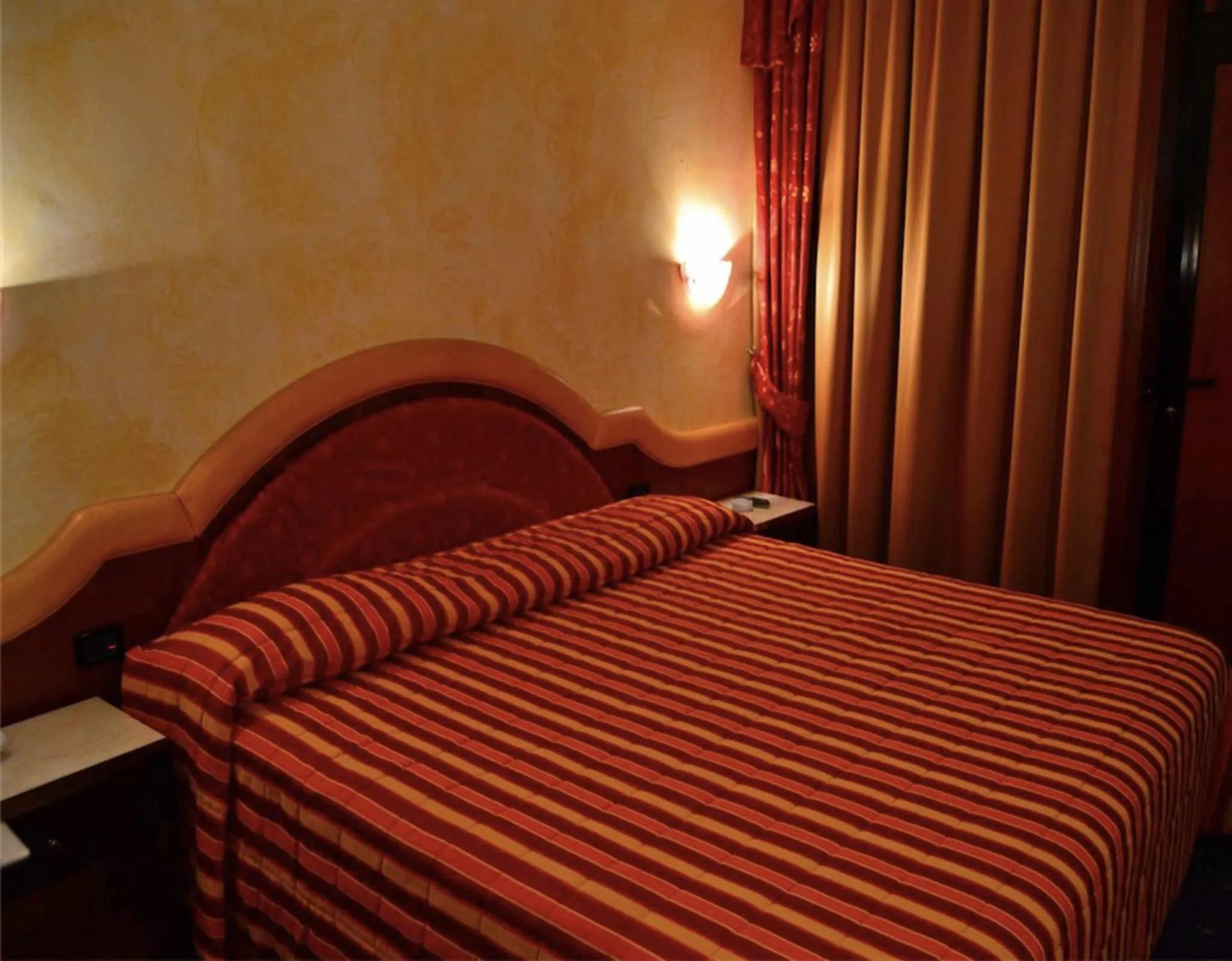 Bed in Hotel Motel 2