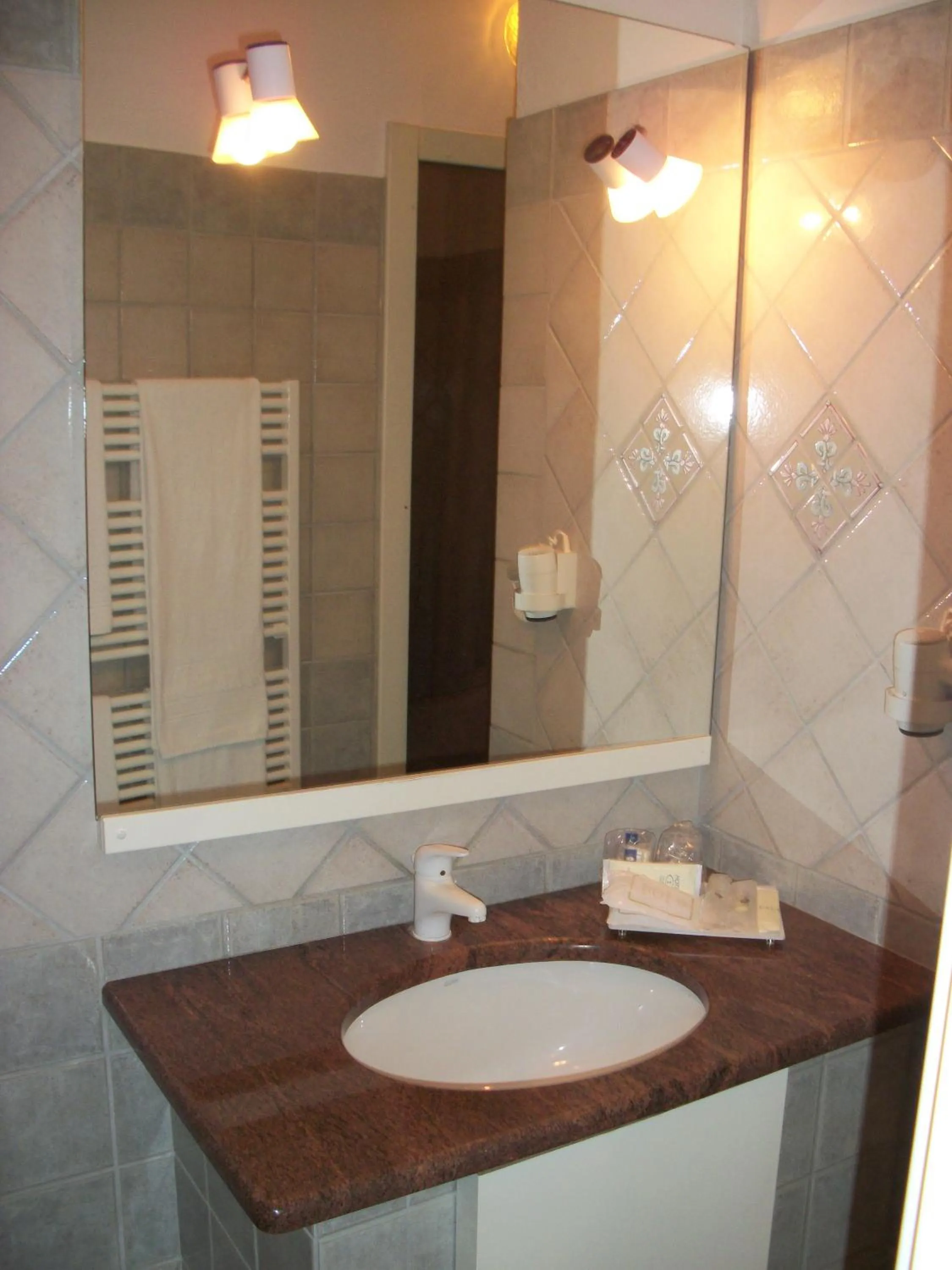 Bathroom in Hotel Motel 2