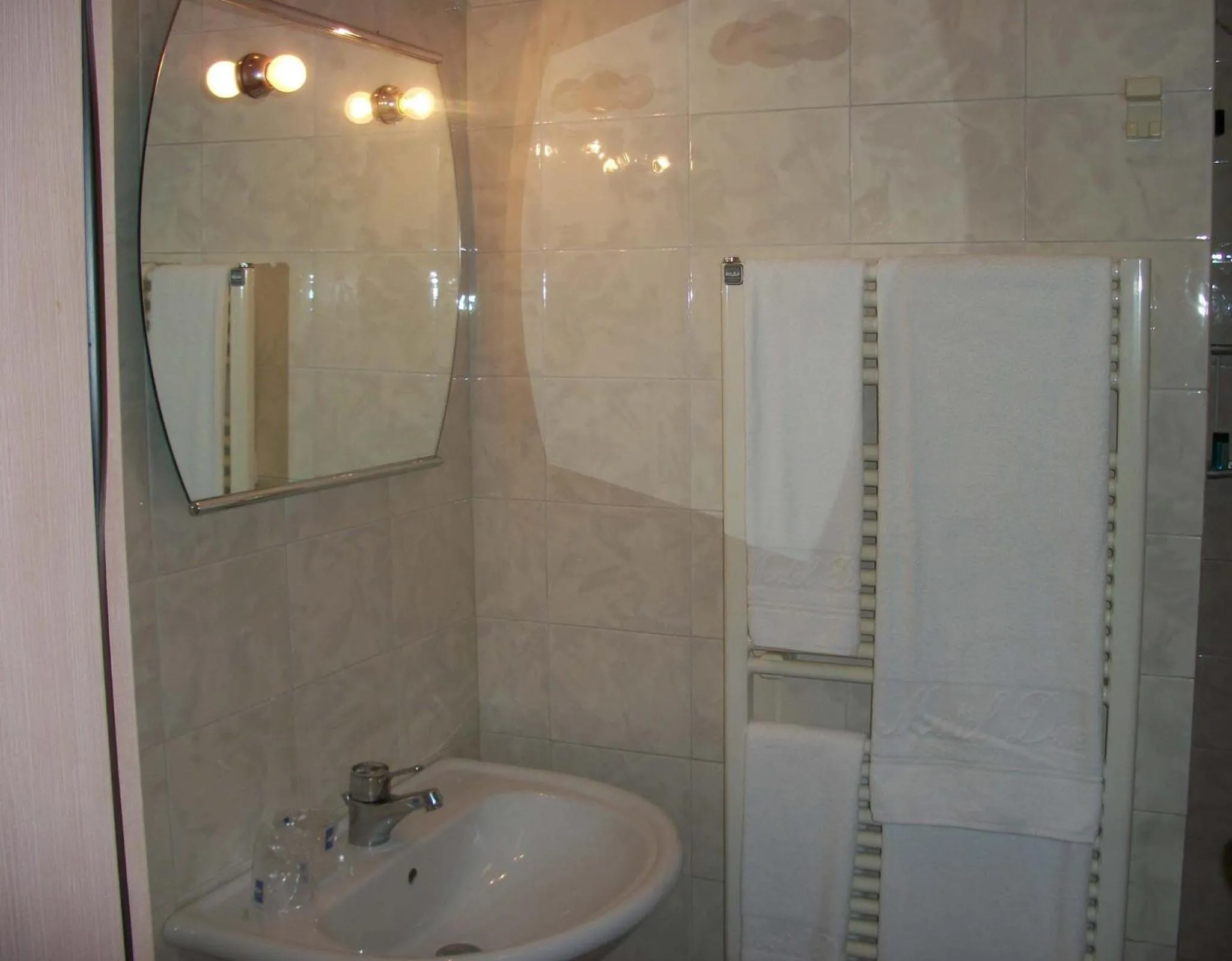 Bathroom in Hotel Motel 2