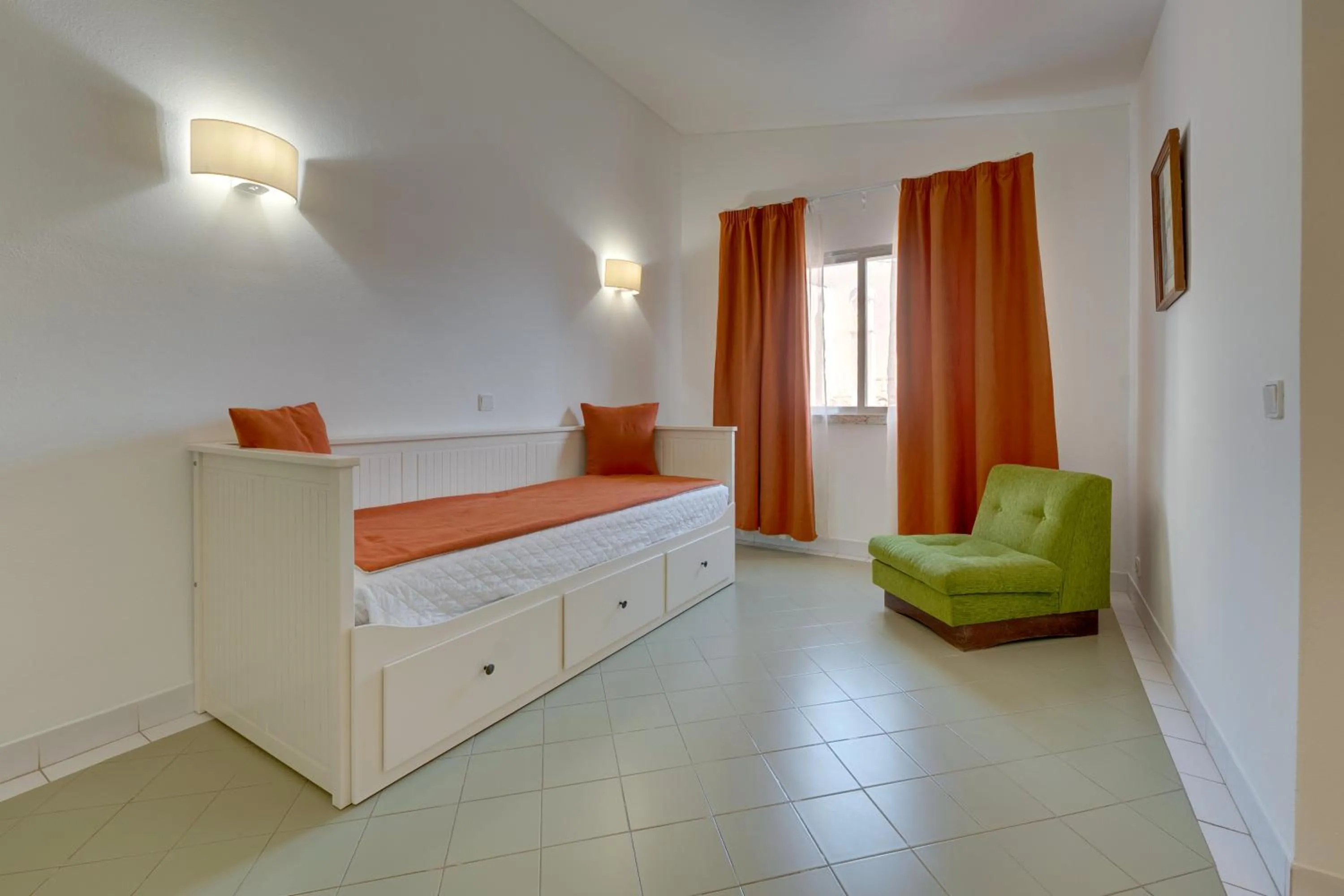 Bedroom, Bed in Muthu Clube Praia da Oura