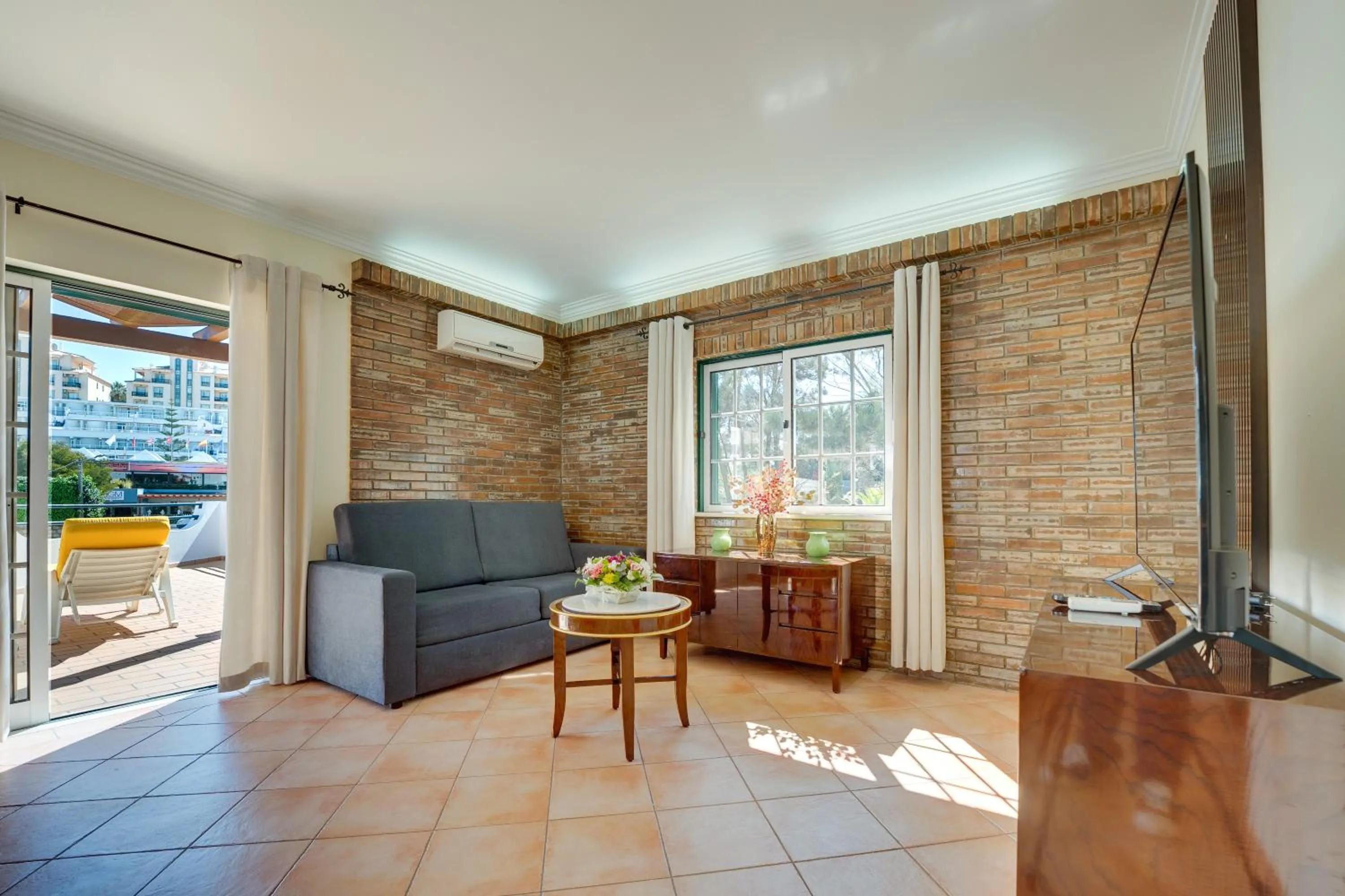 TV and multimedia in Muthu Clube Praia da Oura