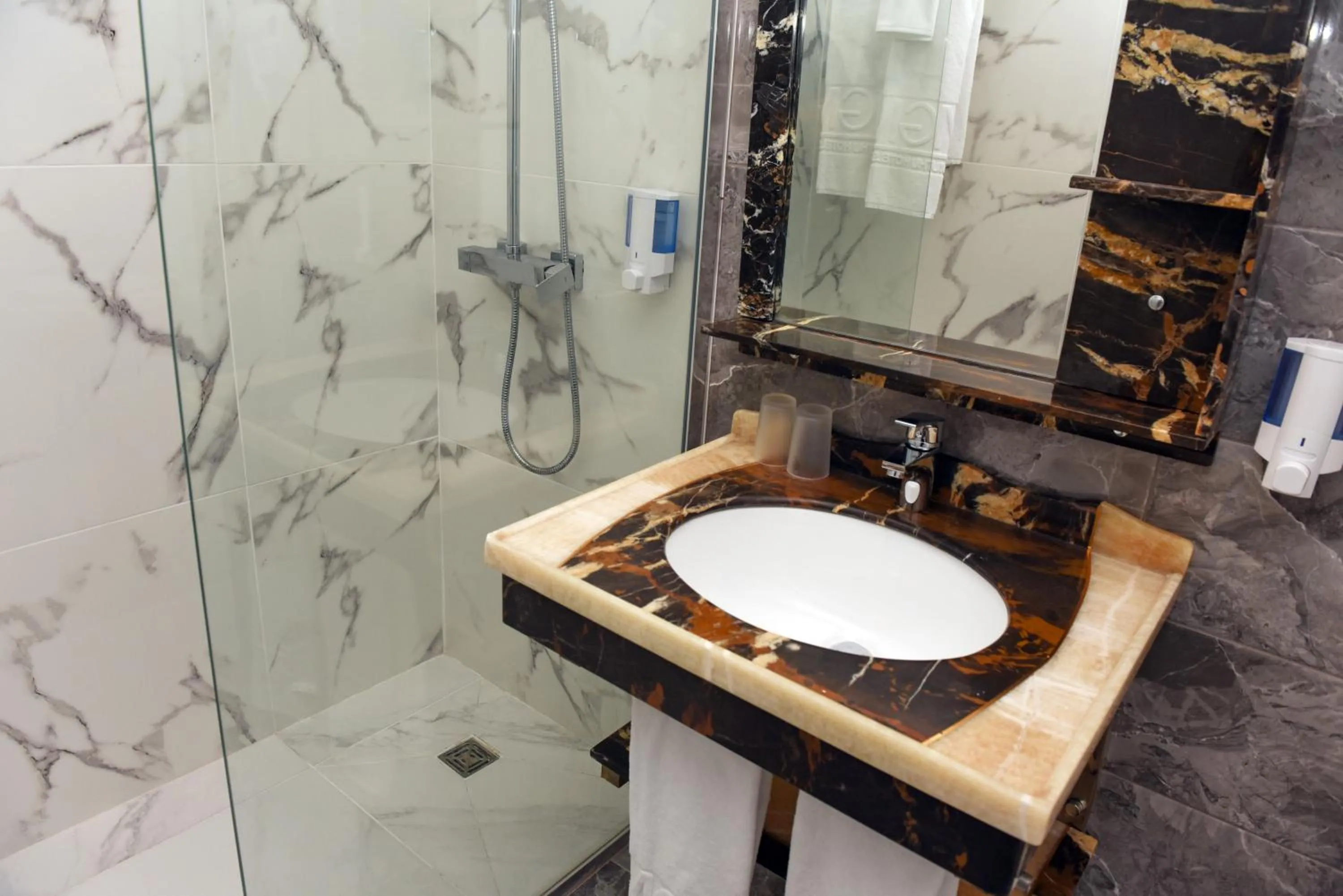 Shower in Muthu Clube Praia da Oura