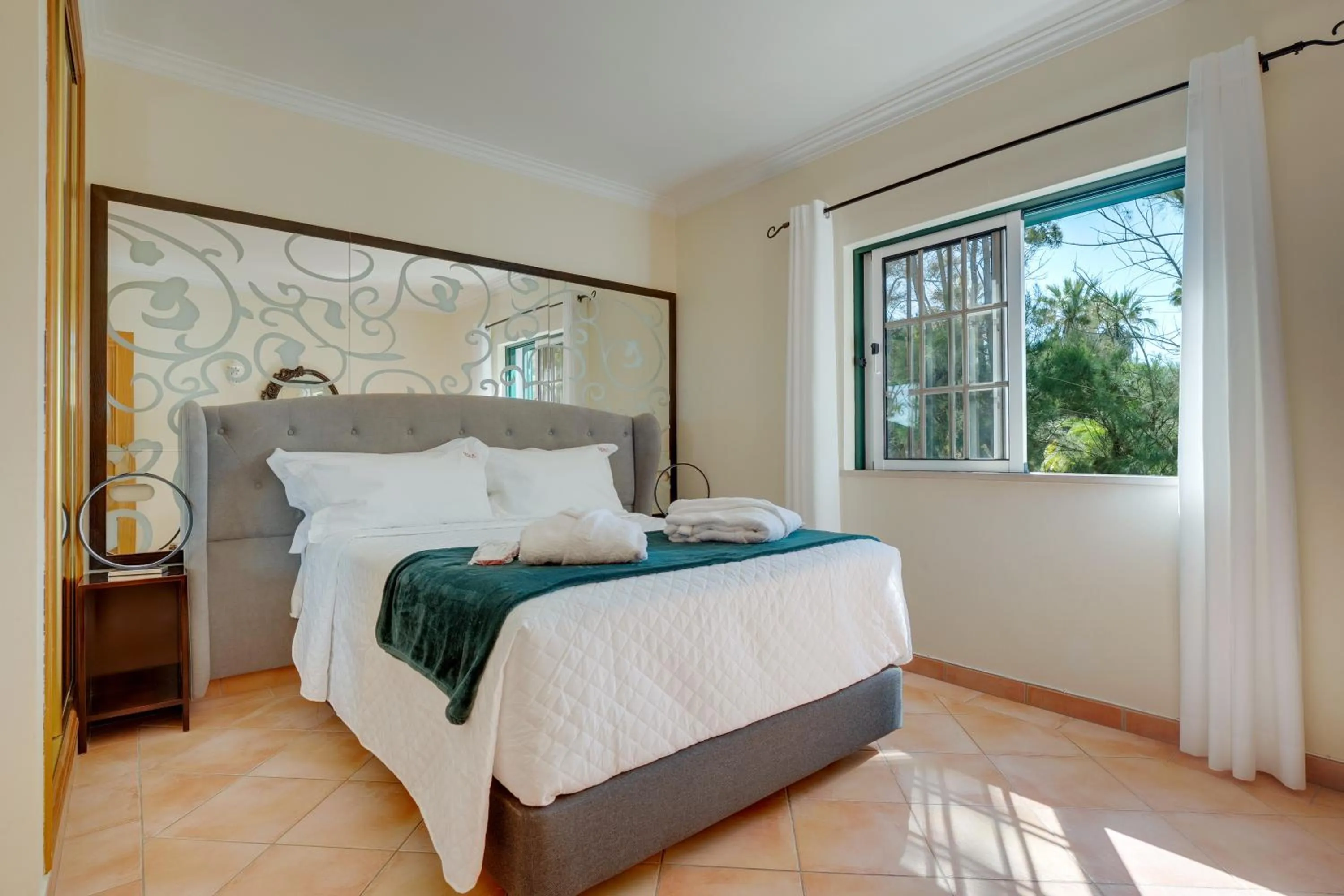 Bedroom, Bed in Muthu Clube Praia da Oura