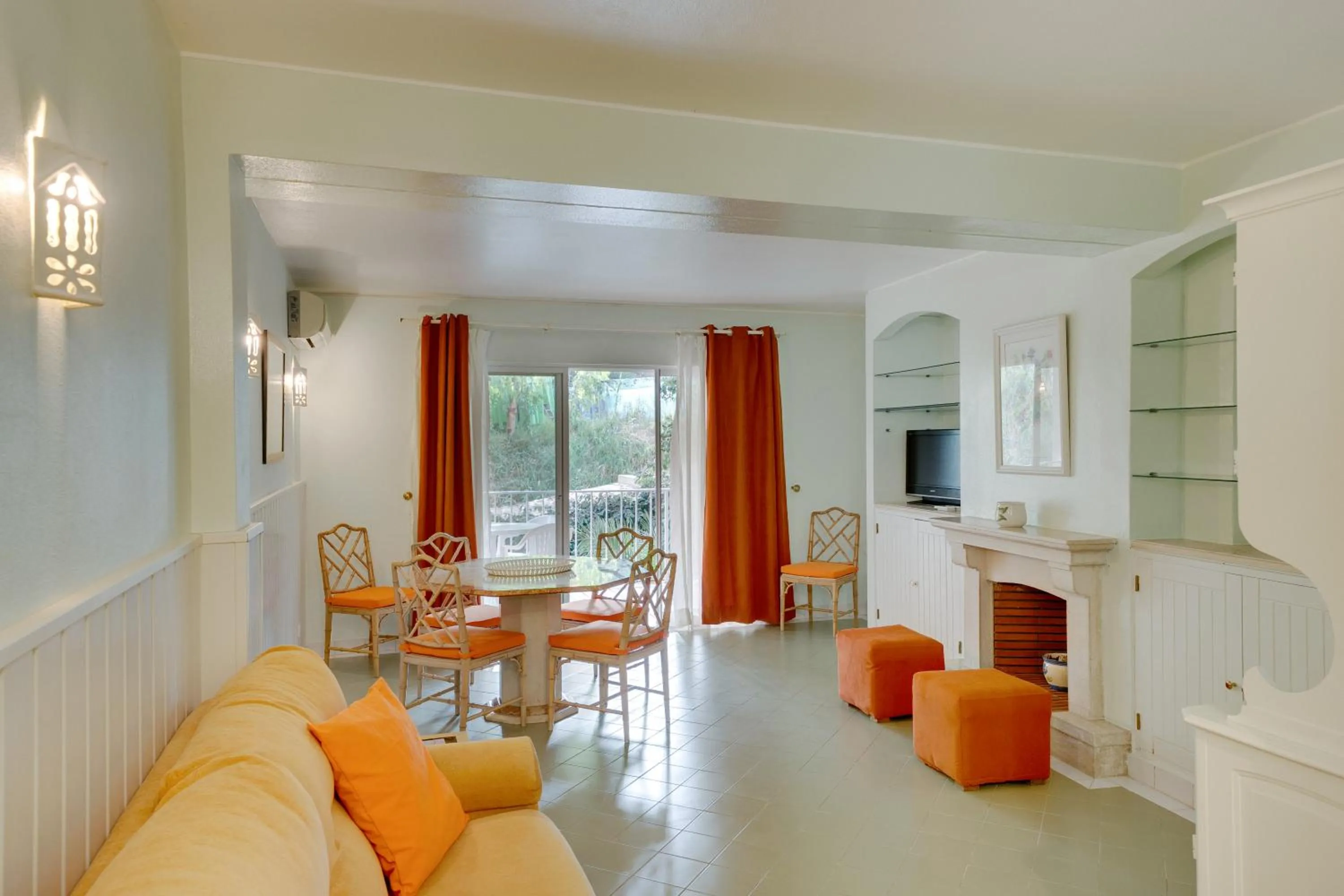 TV and multimedia in Muthu Clube Praia da Oura