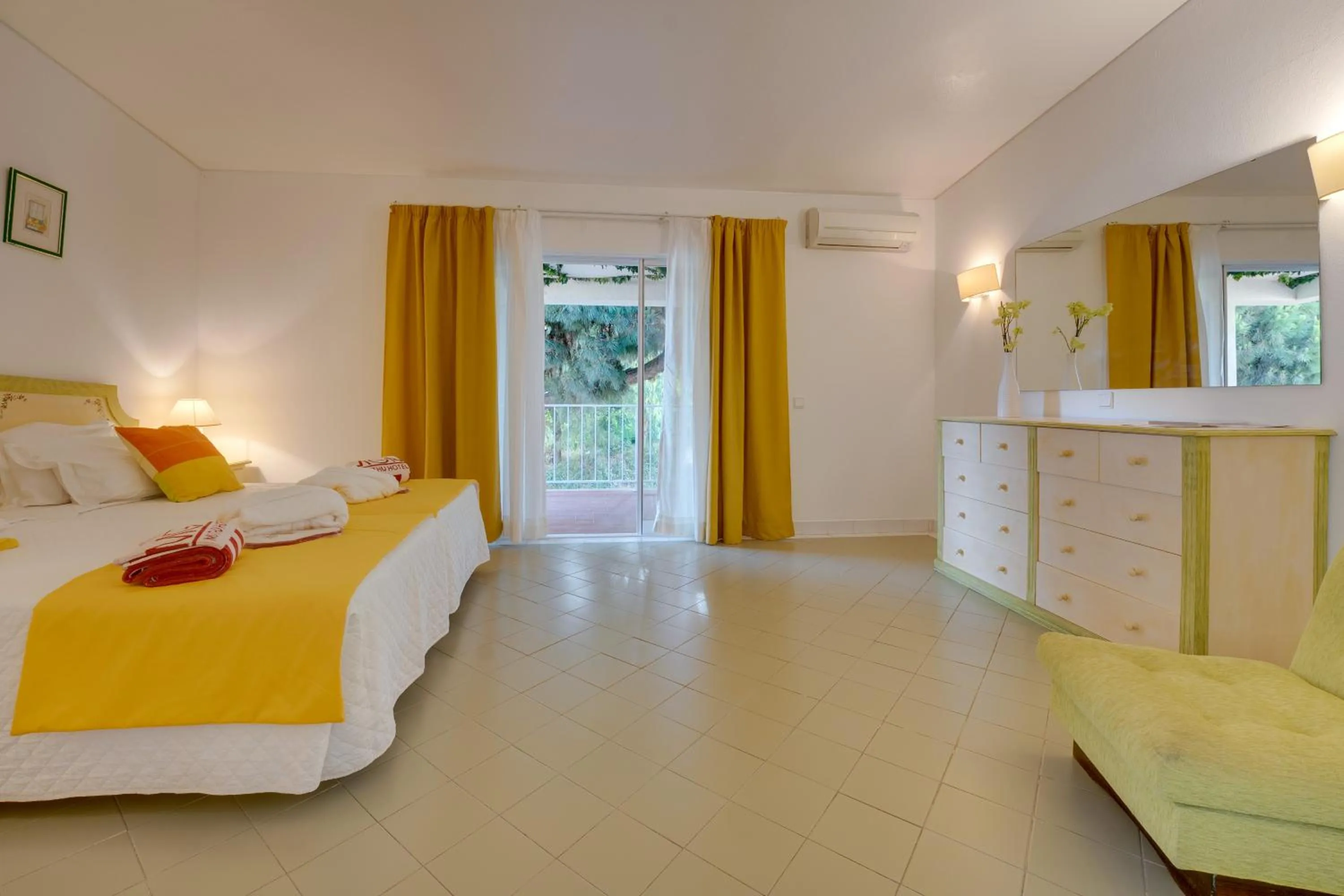 Bedroom, Bed in Muthu Clube Praia da Oura