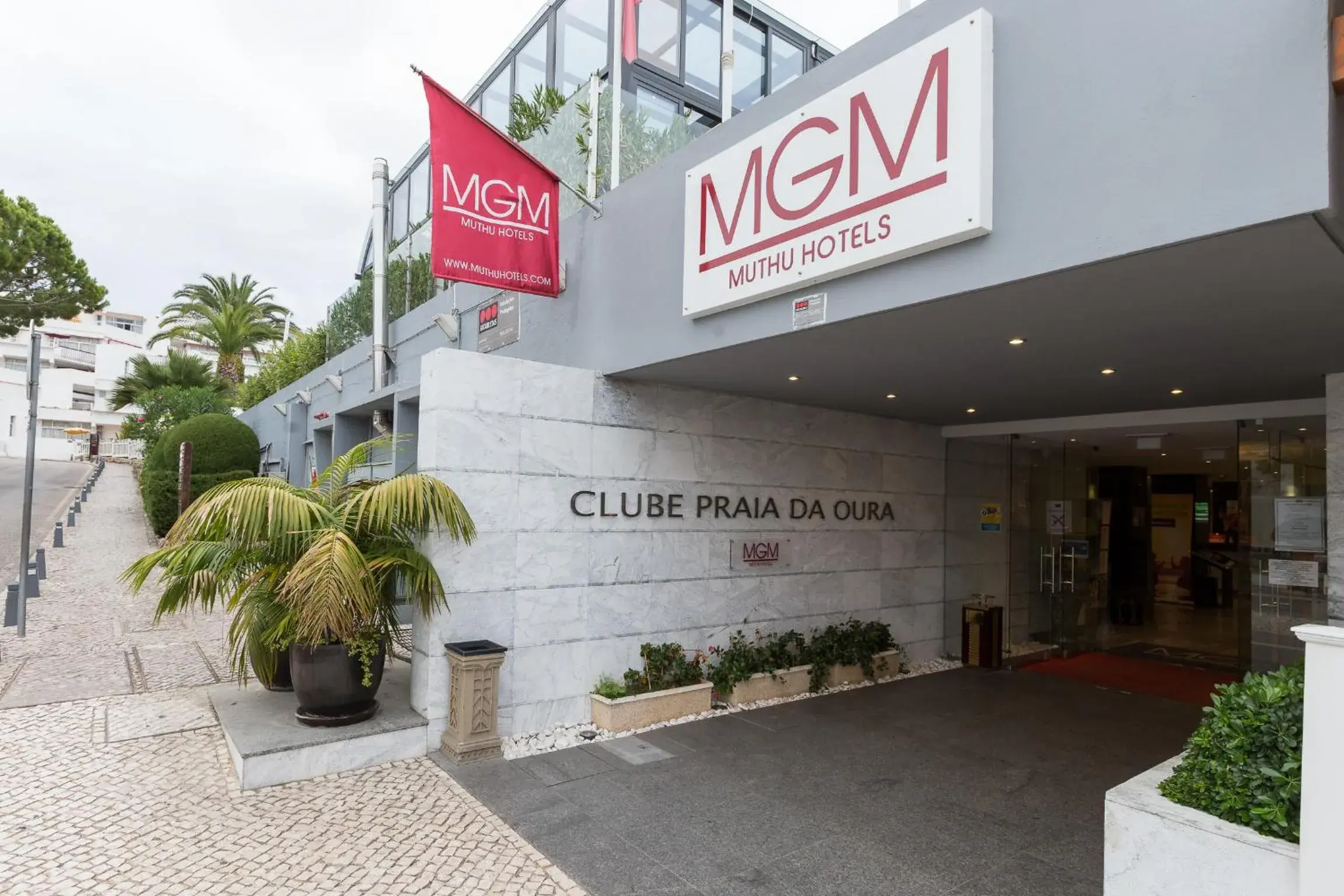 Facade/entrance in Muthu Clube Praia da Oura Facade/entrance in Muthu Clube Praia da Oura