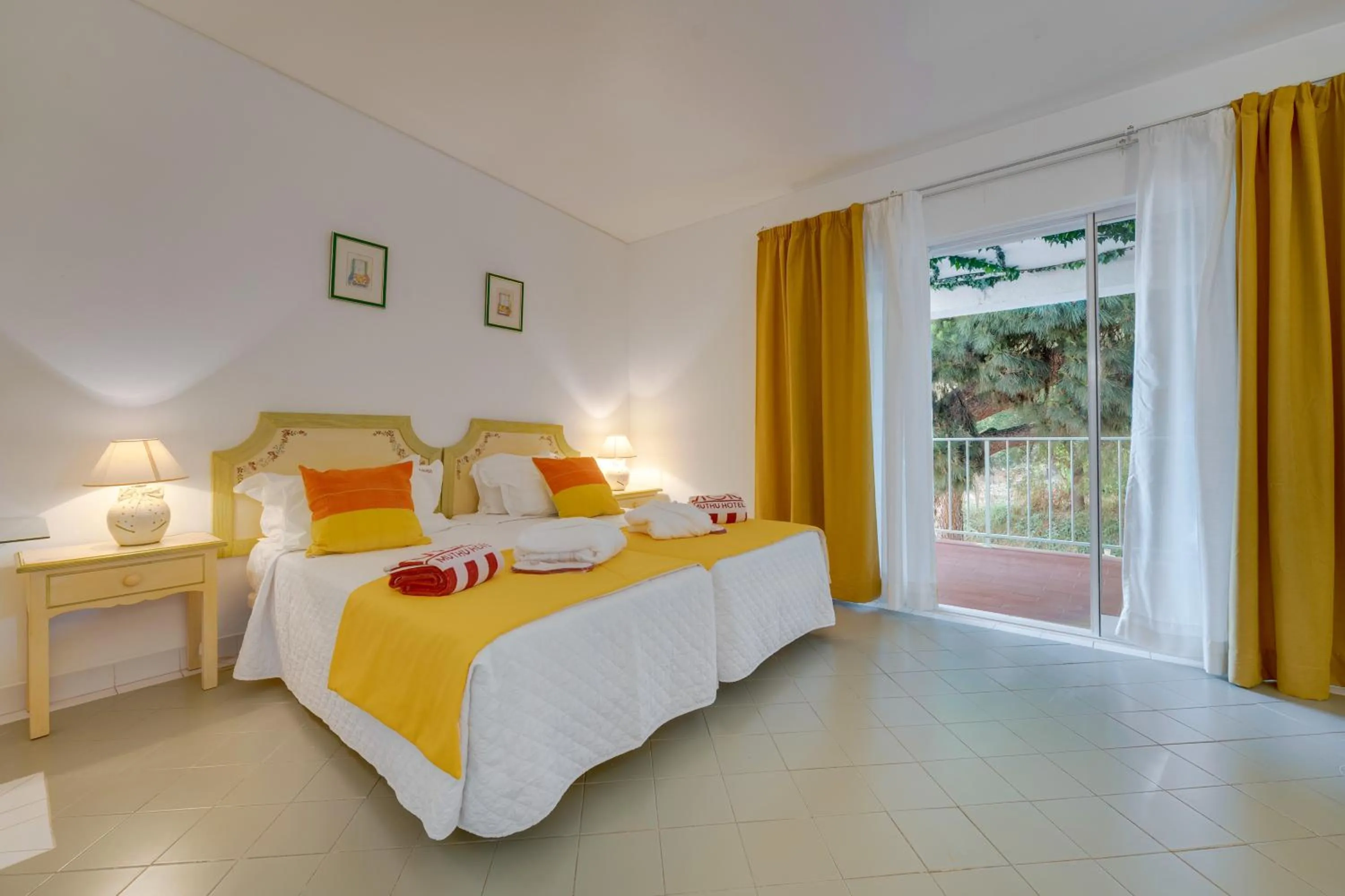 Bedroom, Bed in Muthu Clube Praia da Oura