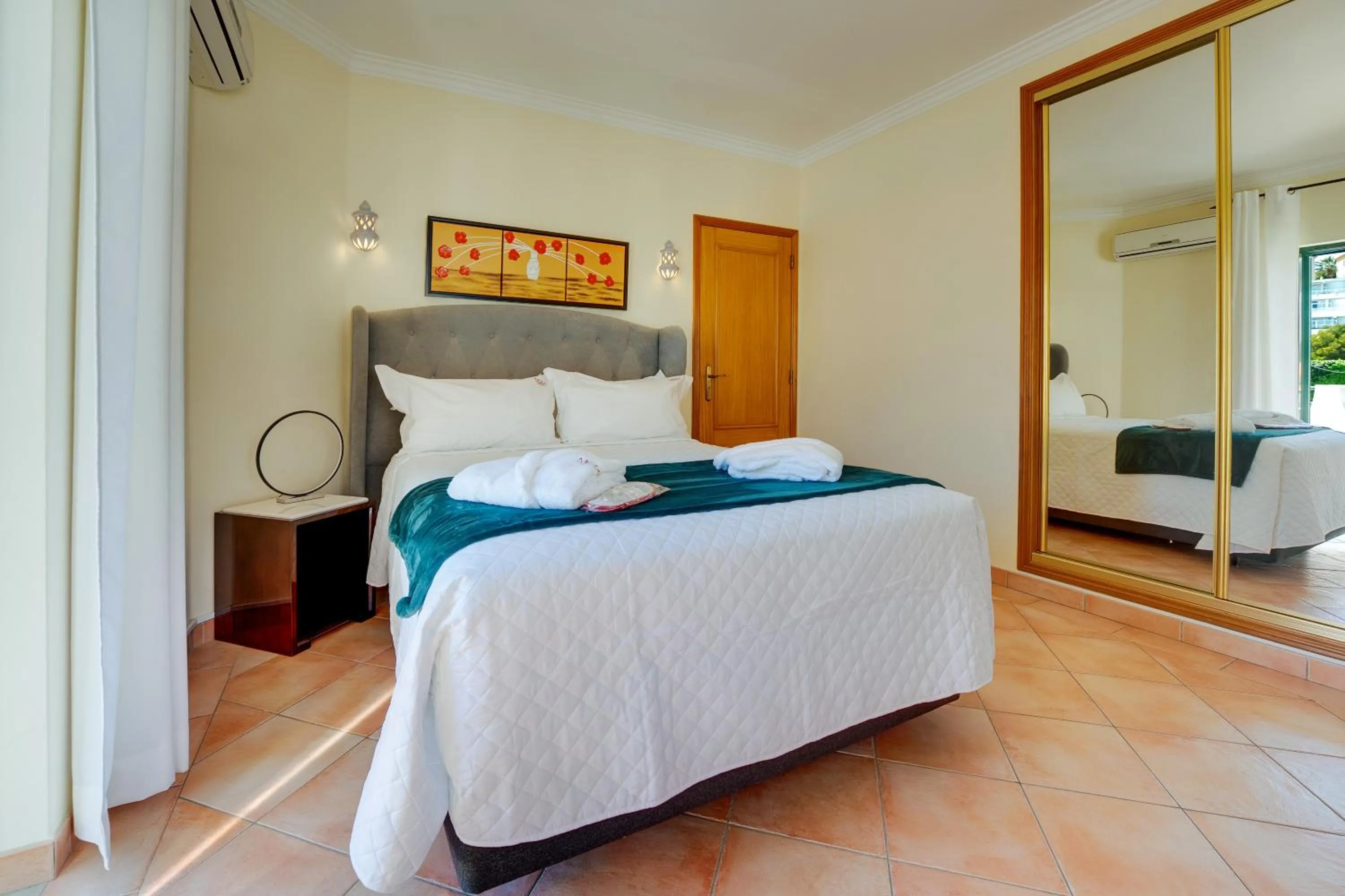 Bedroom, Bed in Muthu Clube Praia da Oura