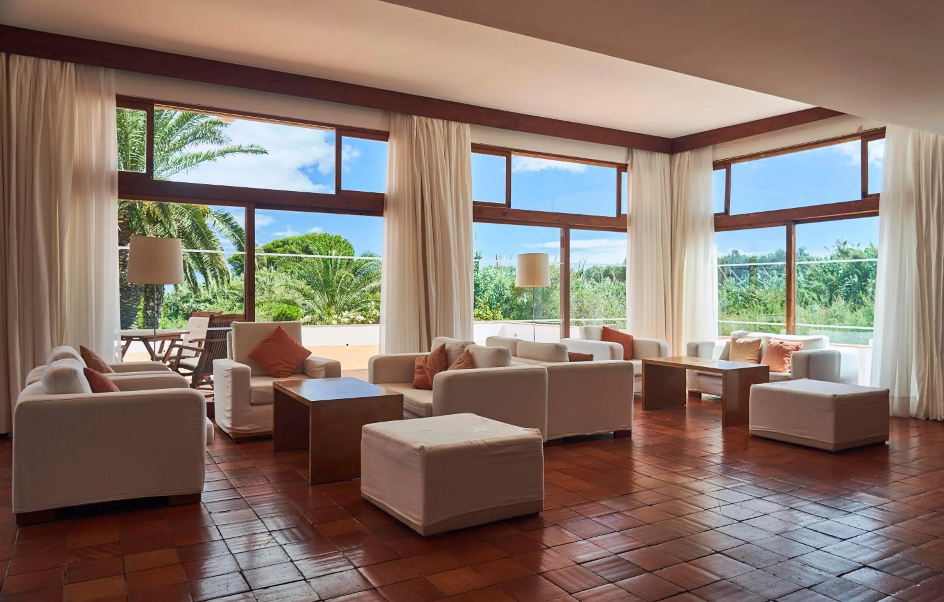 Communal lounge/ TV room in Hotel Porto Santo & Spa