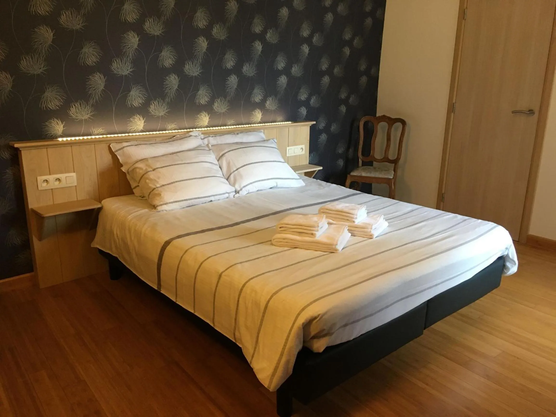 Bedroom, Bed in Auberge Saint-Martin