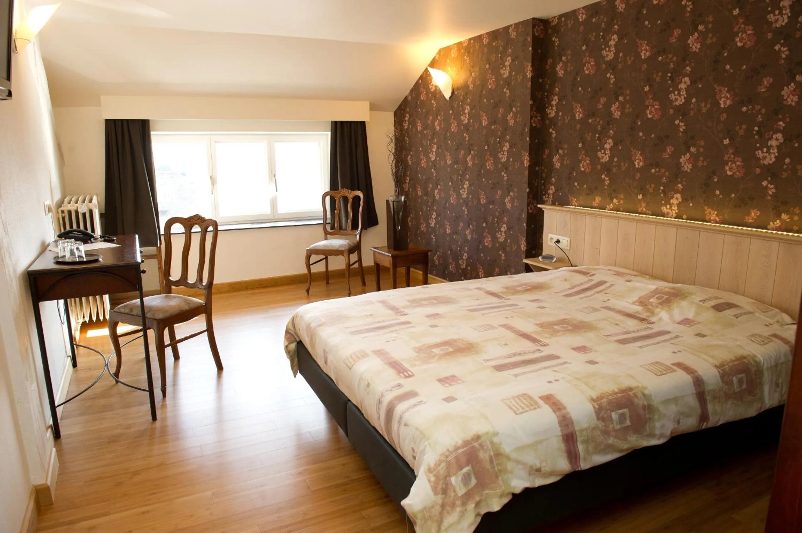 Photo of the whole room, Bed in Auberge Saint-Martin