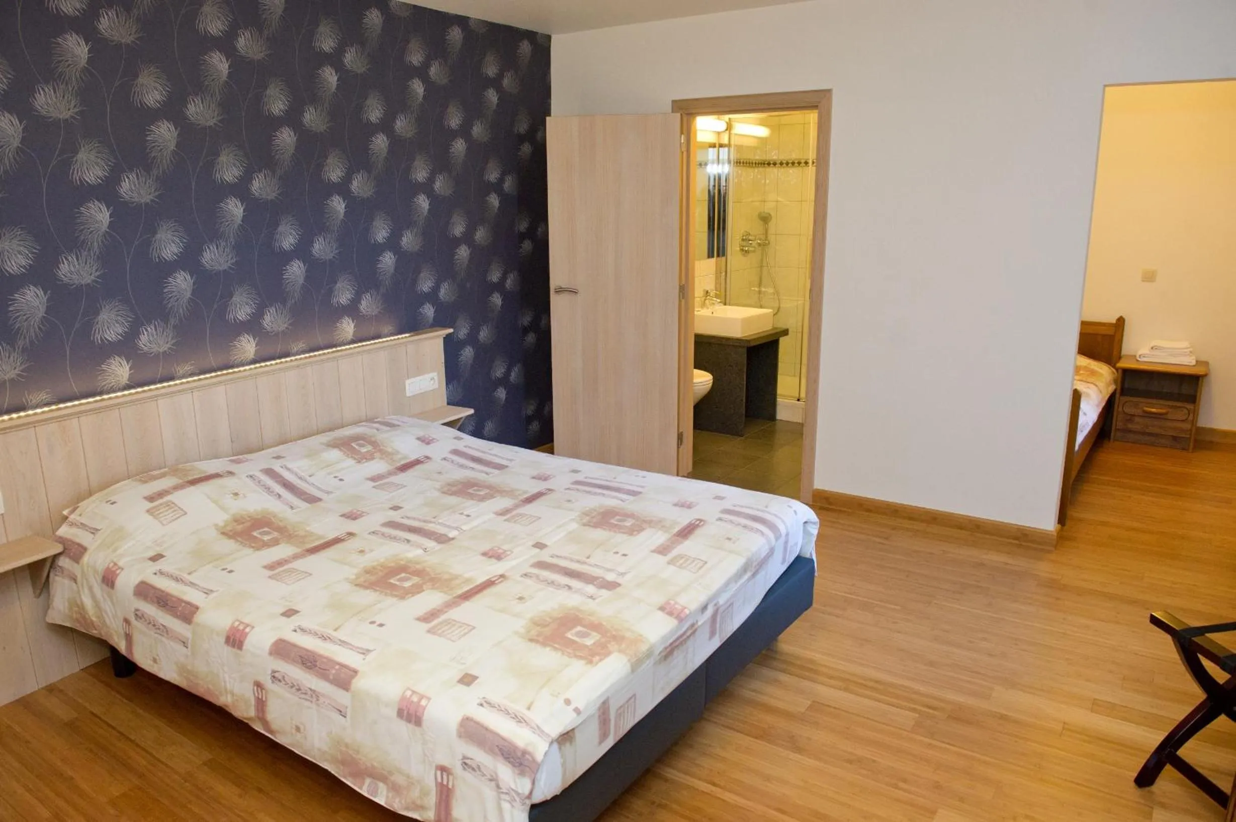 Photo of the whole room, Bed in Auberge Saint-Martin