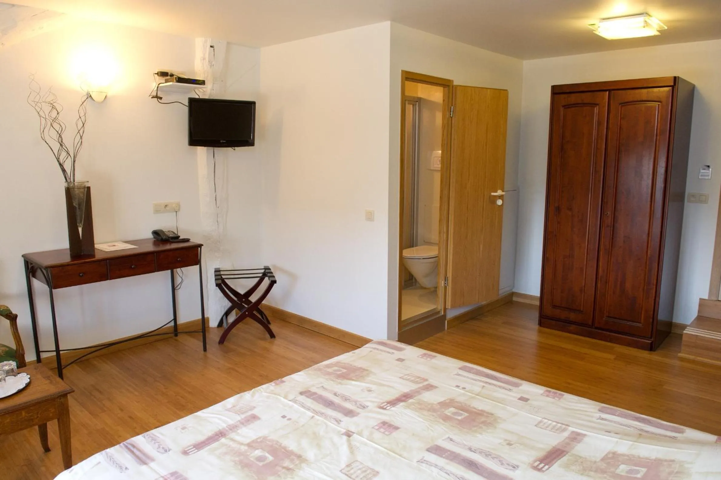 Photo of the whole room, Bed in Auberge Saint-Martin