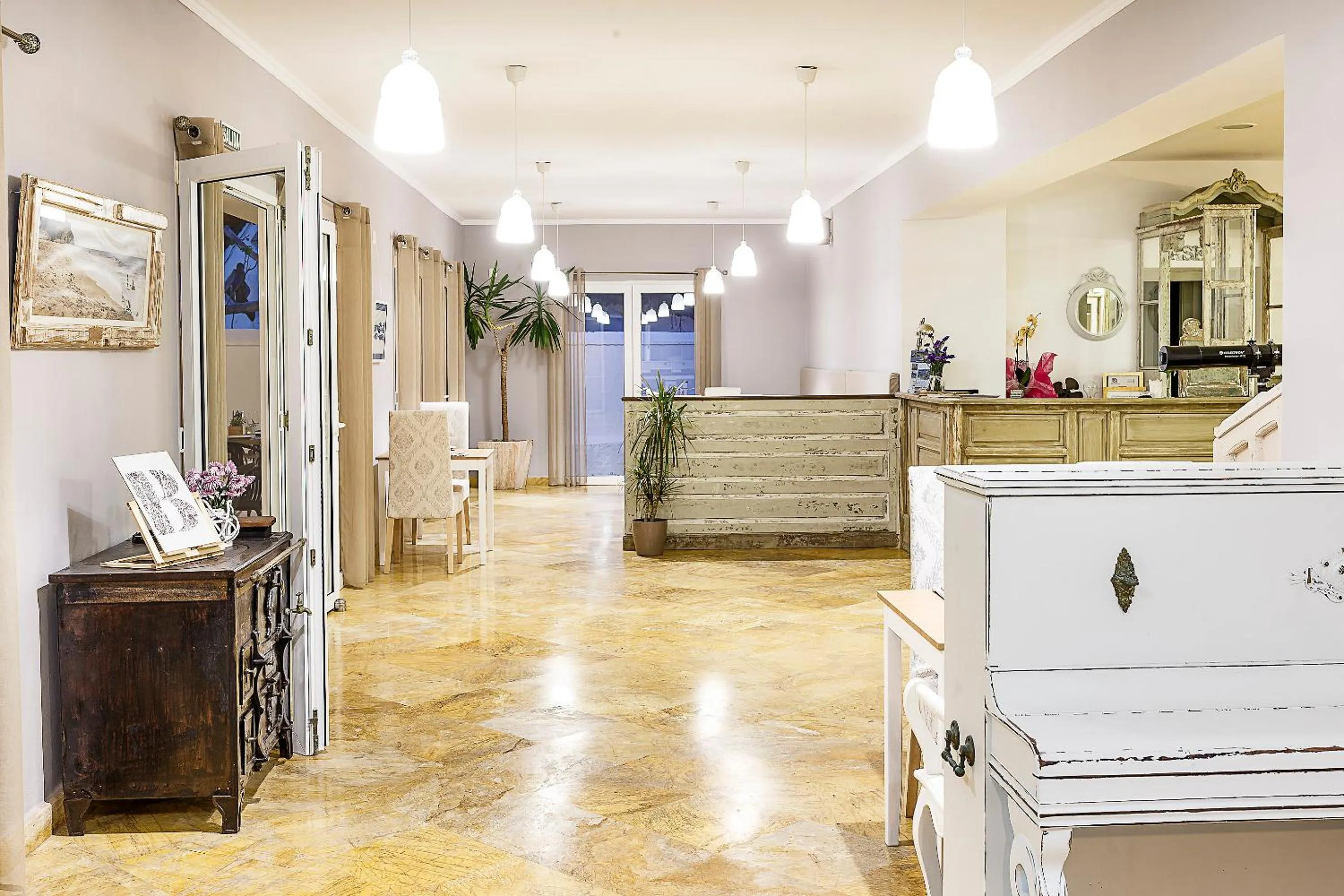 Communal lounge/ TV room in Labreña Hotel