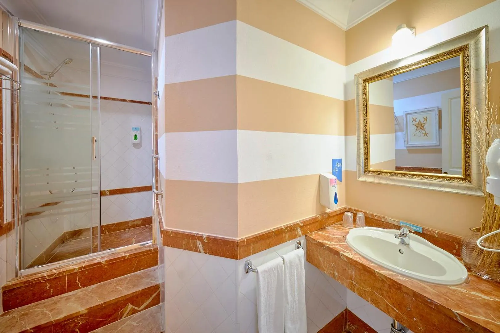 Bathroom in Labreña Hotel