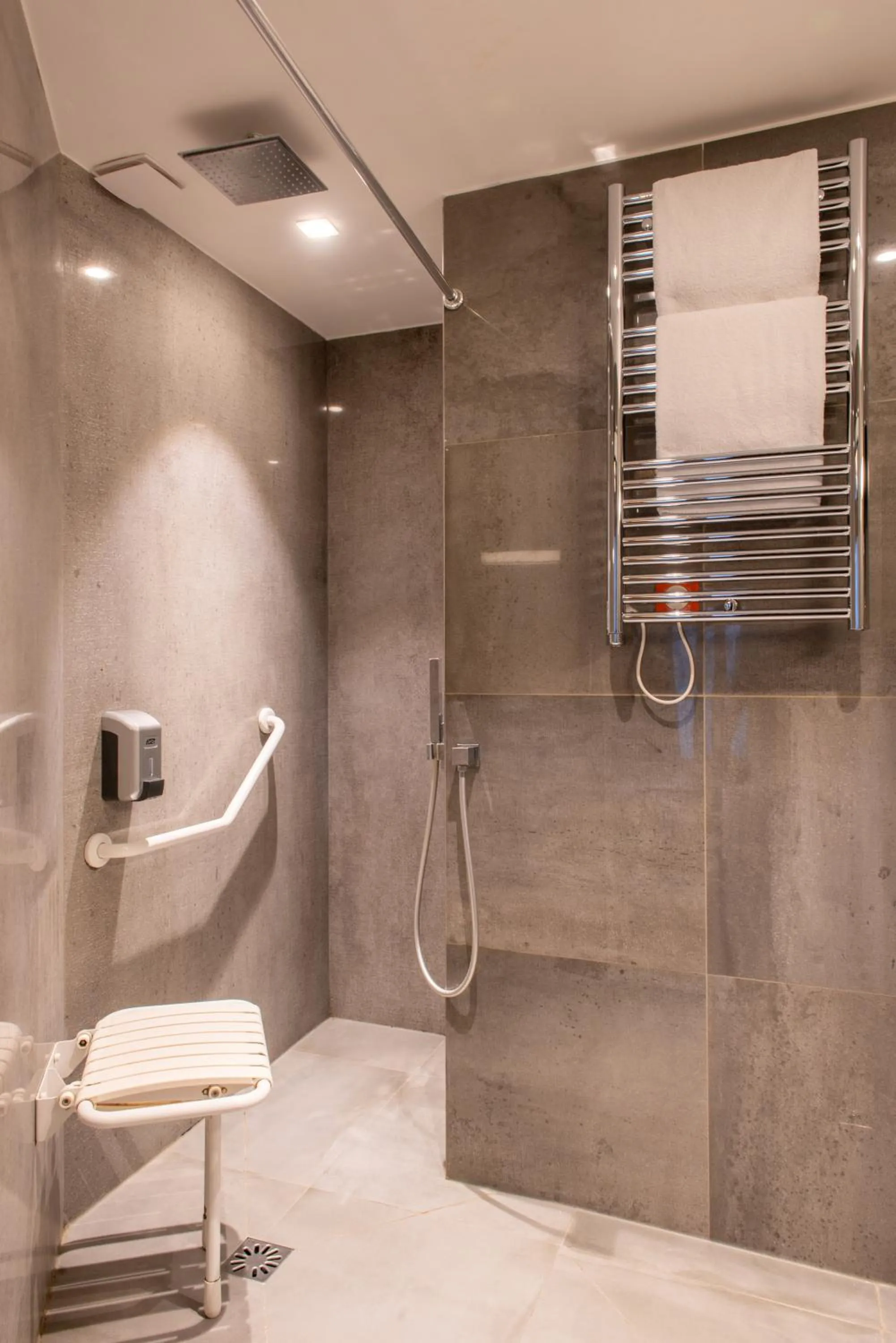 Facility for disabled guests in Hôtel de Roubaix