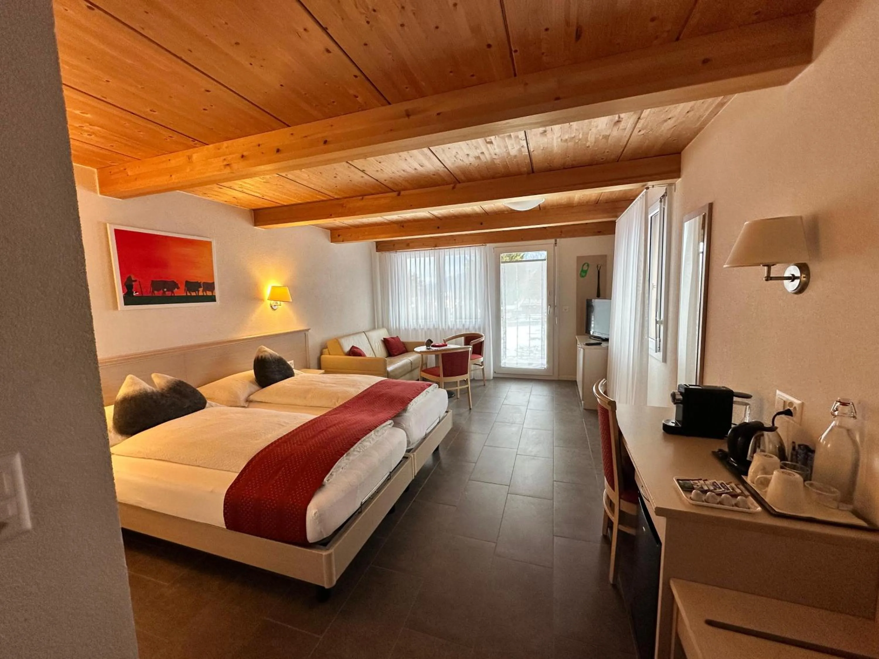 TV and multimedia, Bed in Chalet Gafri -Boutique B&B - comfort and hospitality - near Interlaken