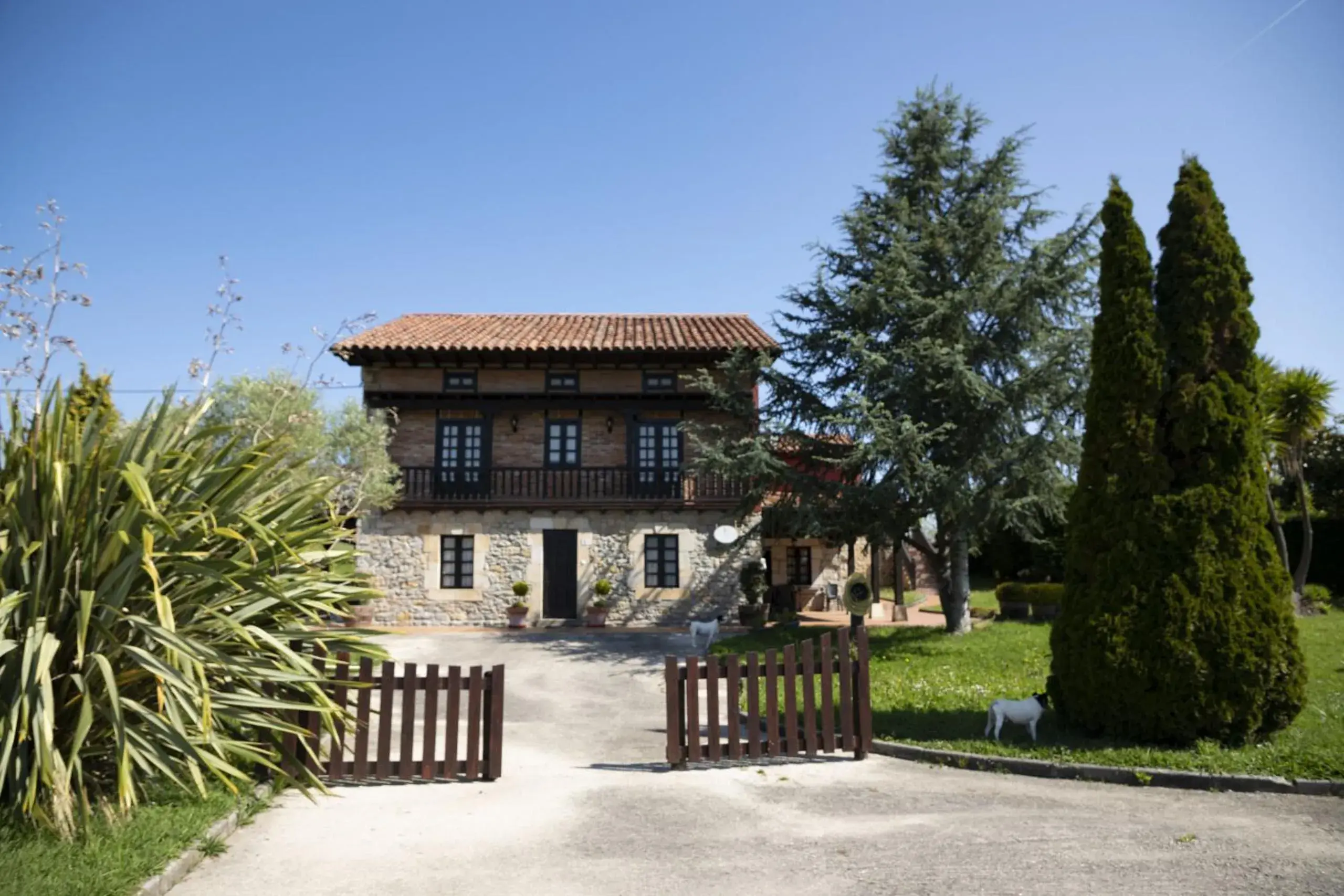 Property building in Apartamentos La Gloria Property building in Apartamentos La Gloria