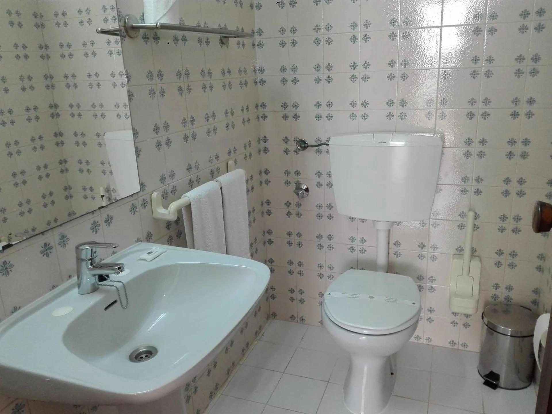 Toilet in Apartamentos da Balaia
