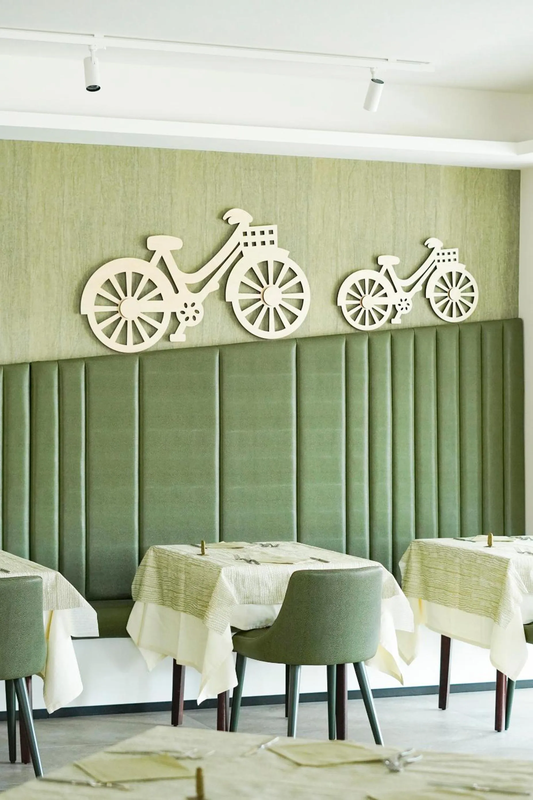 Restaurant/places to eat in Junior Family Hotel