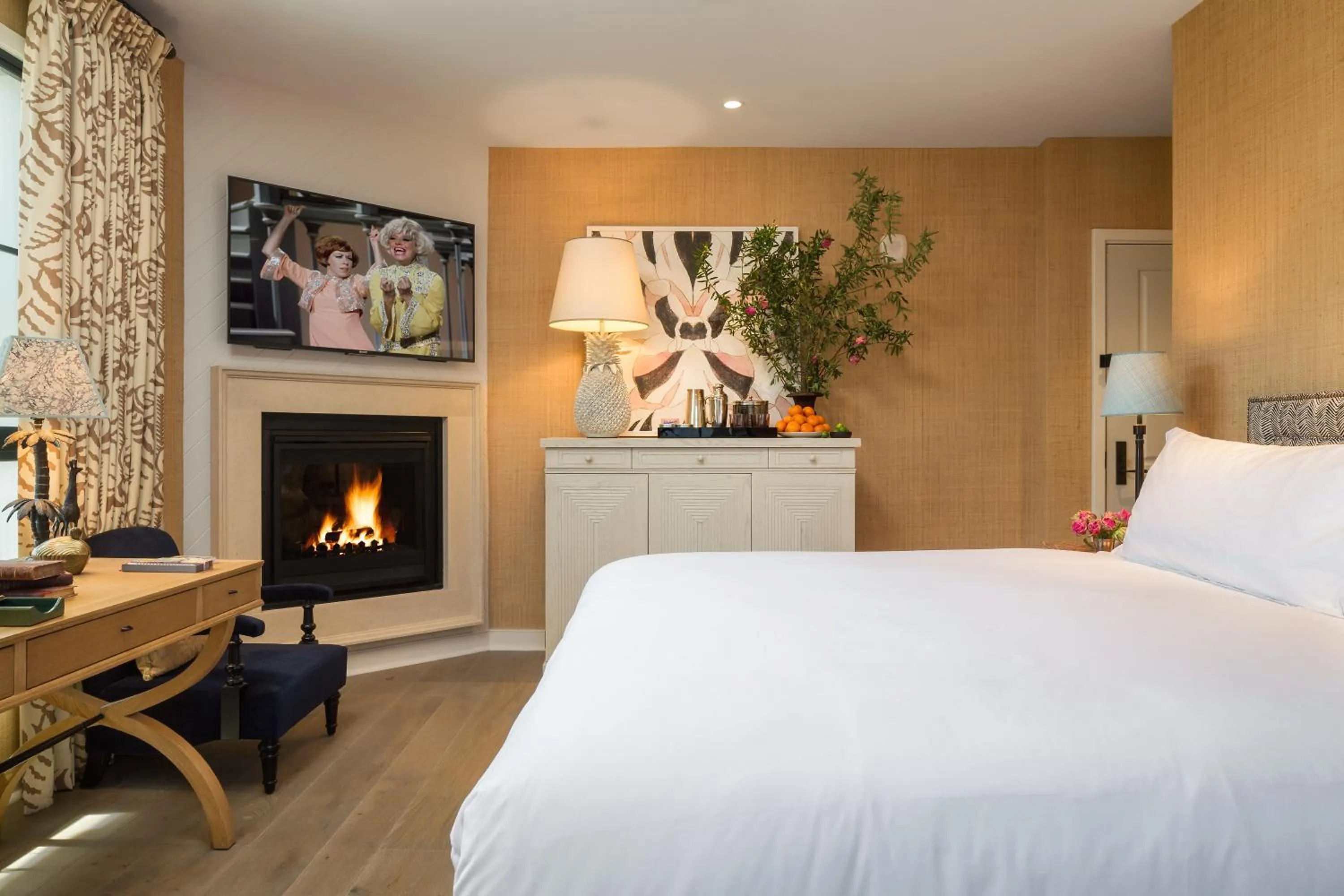TV and multimedia, Bed in Hotel 850 SVB, West Hollywood, a Member of Design Hotels